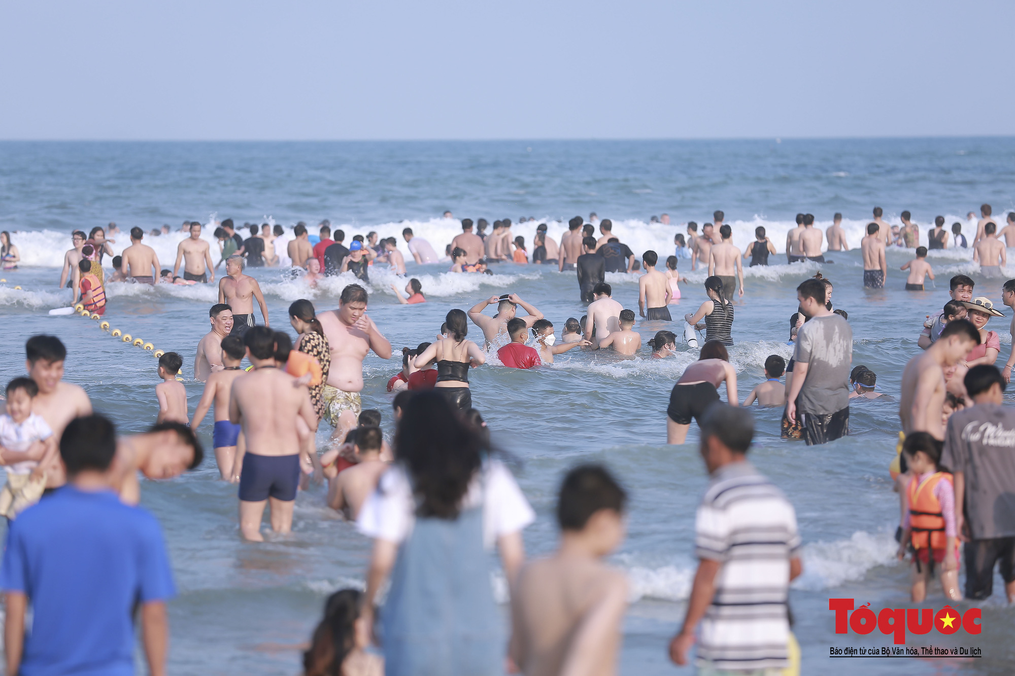 Biển Đà Nẵng đông nghịt người, du lịch đã dần phục hồi - Ảnh 5.