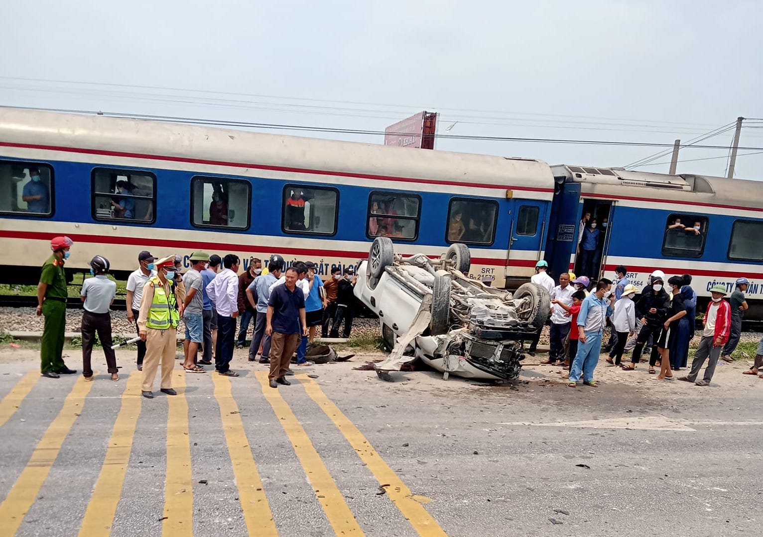 Tàu hỏa hất văng xe bán tải, tài xế thoát chết thần kỳ - Ảnh 1.