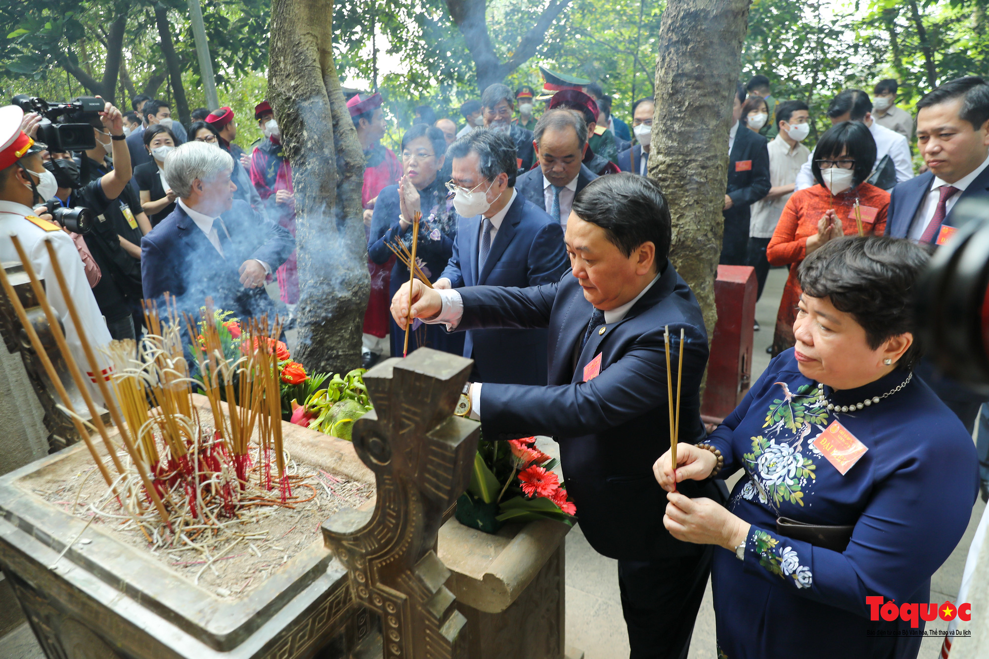 Chủ tịch nước Nguyễn Xuân Phúc dâng hương tưởng niệm các Vua Hùng - Ảnh 15.