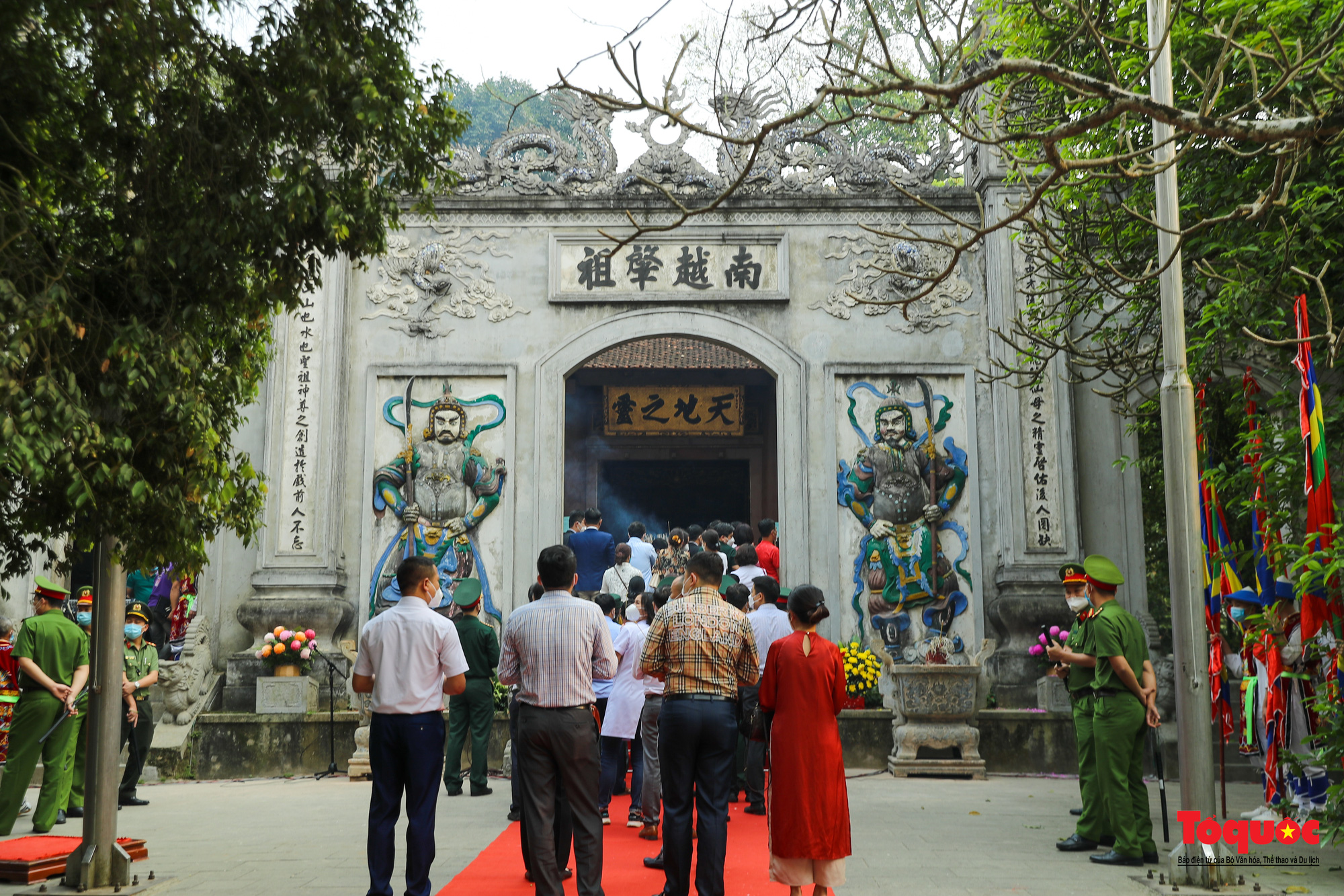 Chủ tịch nước Nguyễn Xuân Phúc dâng hương tưởng niệm các Vua Hùng - Ảnh 17.