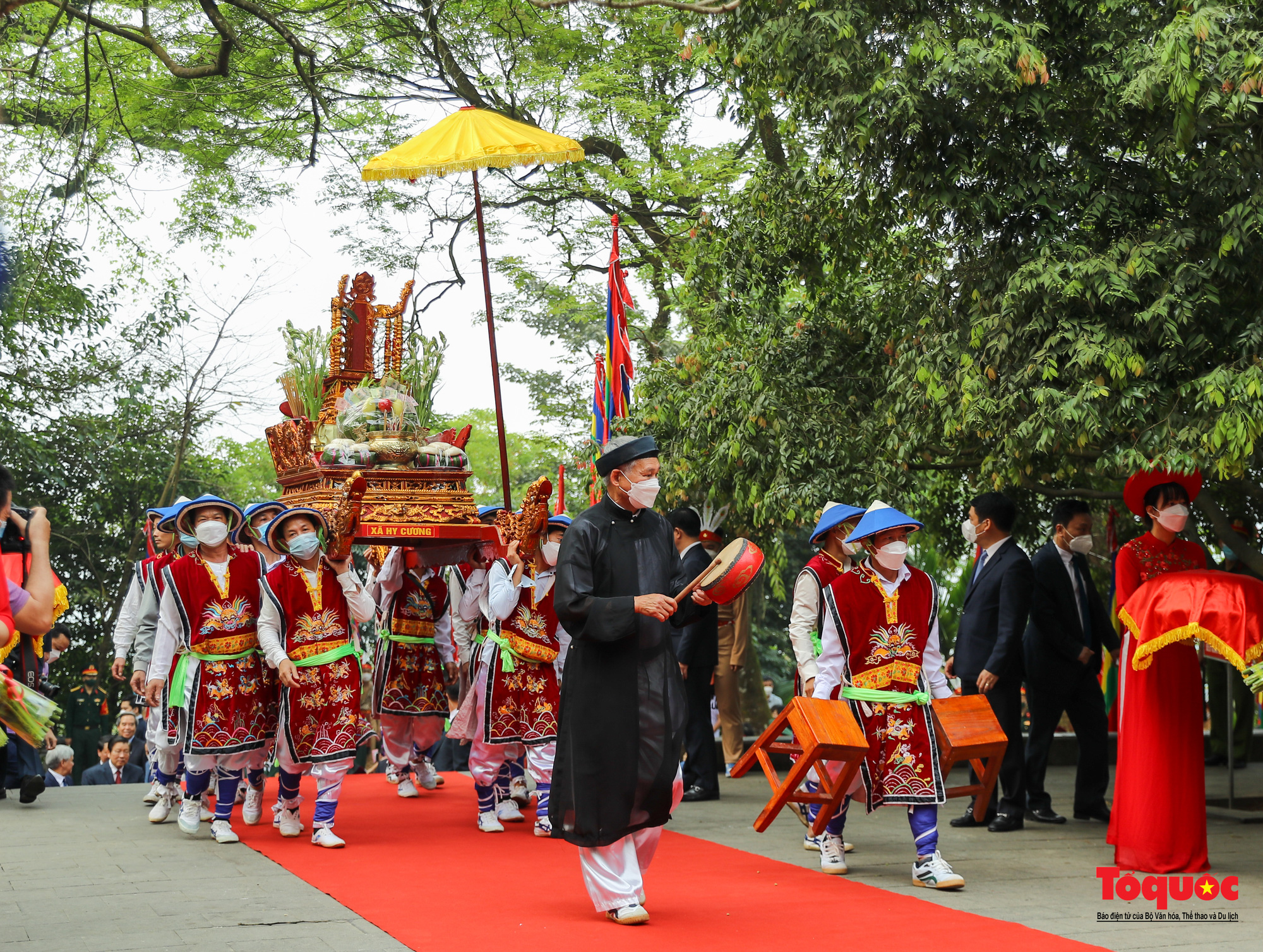 Chủ tịch nước Nguyễn Xuân Phúc dâng hương tưởng niệm các Vua Hùng - Ảnh 4.