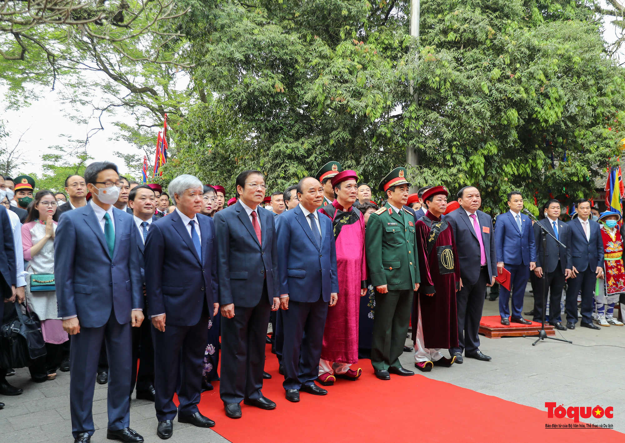 Chủ tịch nước Nguyễn Xuân Phúc dâng hương tưởng niệm các Vua Hùng - Ảnh 6.