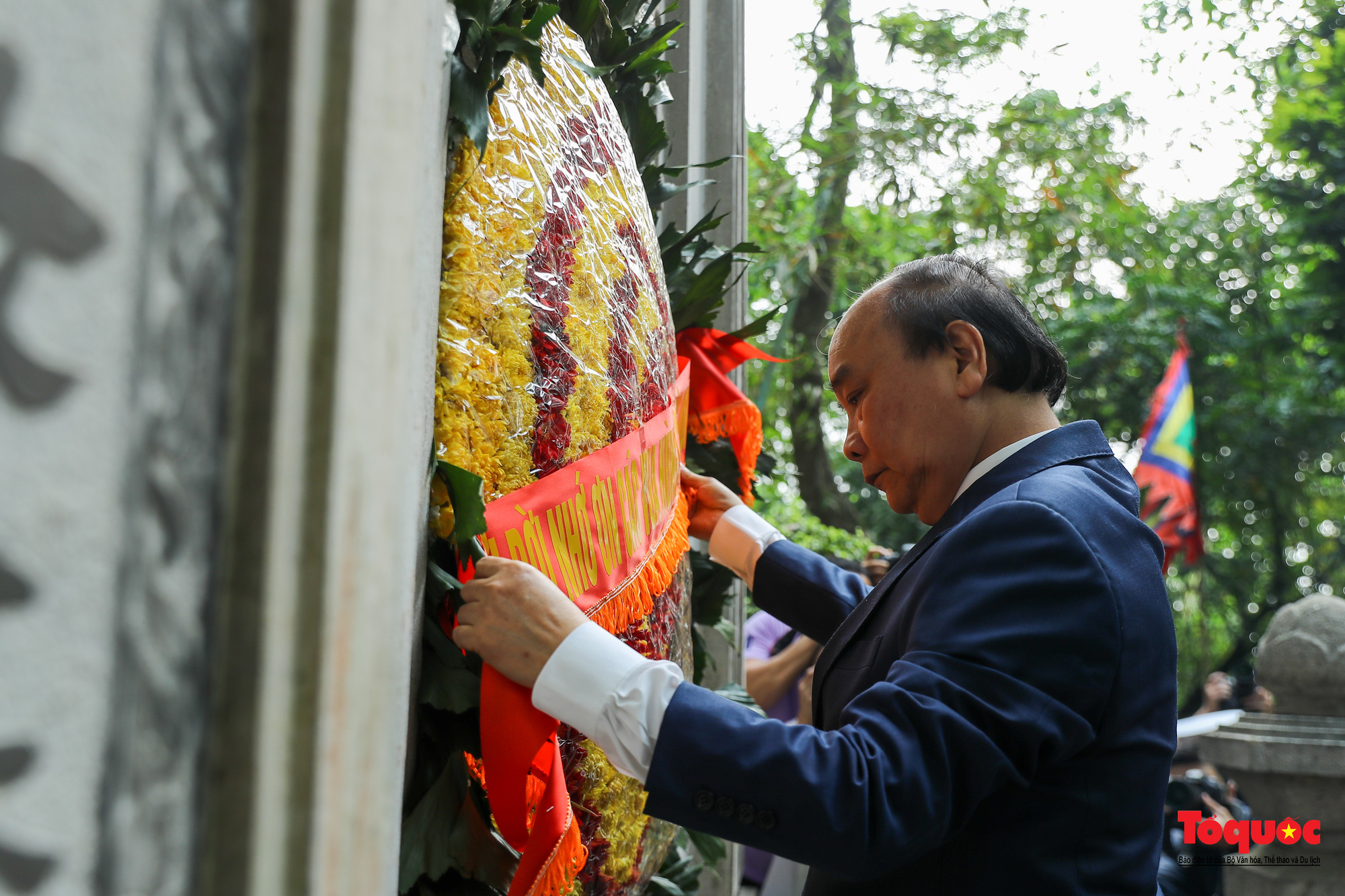 Chủ tịch nước Nguyễn Xuân Phúc dâng hương tưởng niệm các Vua Hùng - Ảnh 13.