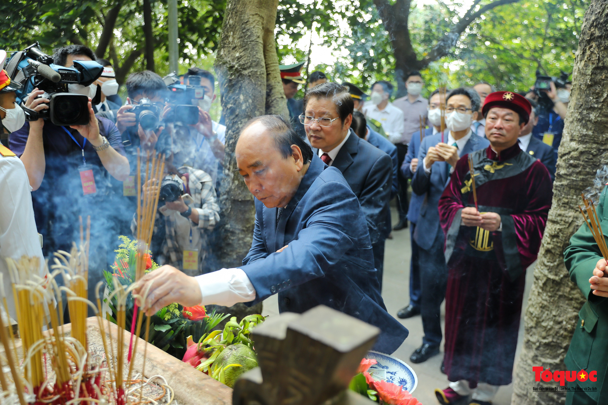 Chủ tịch nước Nguyễn Xuân Phúc dâng hương tưởng niệm các Vua Hùng - Ảnh 14.
