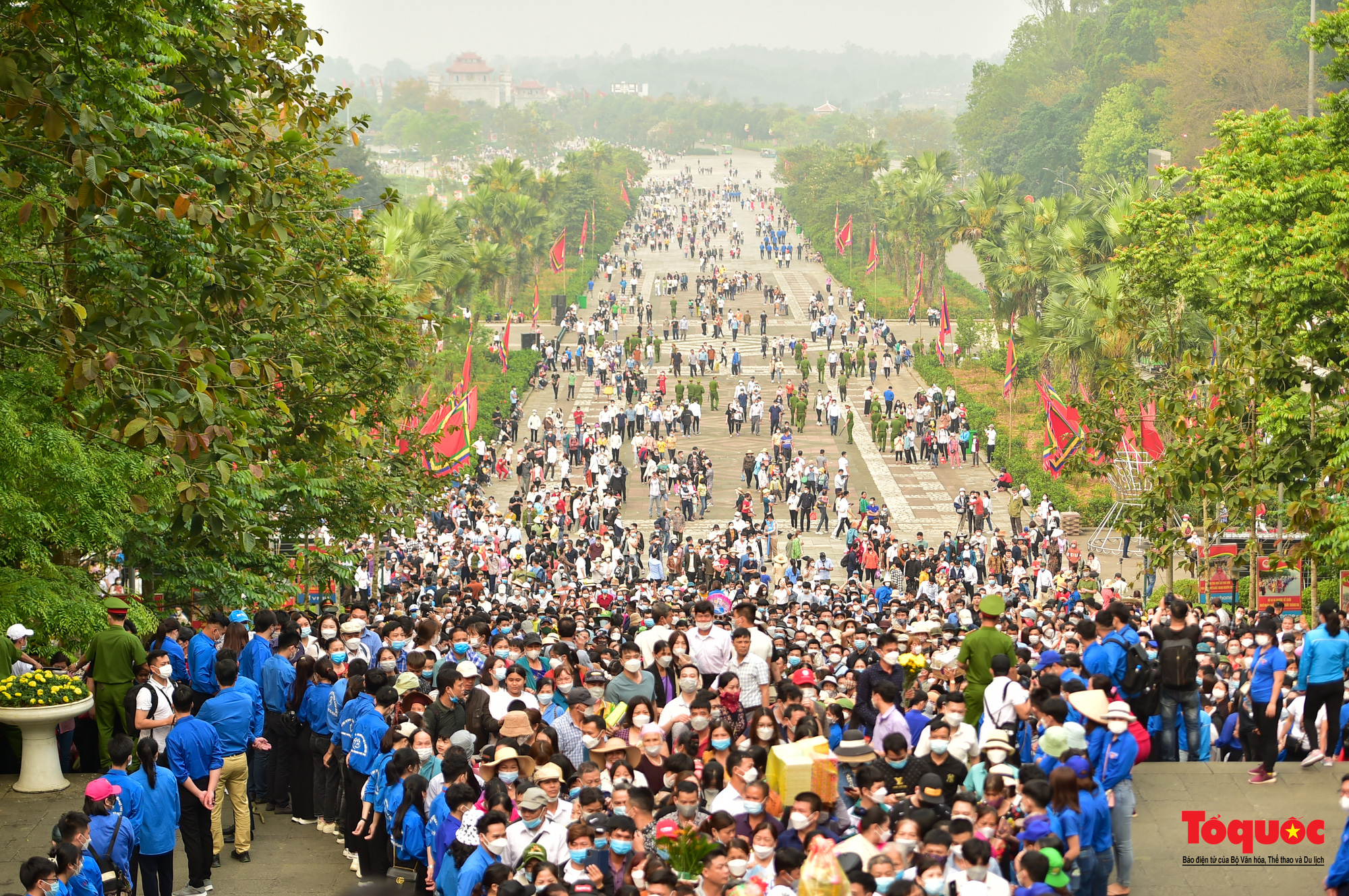 Phú Thọ: Hàng vạn người nô nức đổ về đền Hùng trong ngày Giỗ Tổ - Ảnh 12.