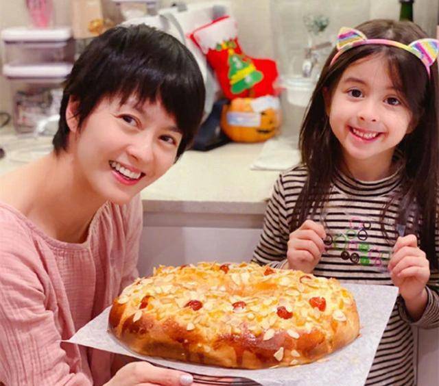 con gái lai Tây 5 tuổi của nữ diễn viên Hồng Kông quá xinh đẹp khiến cư dân mạng thốt lên: “Gen bố quá mạnh” - Ảnh 1.