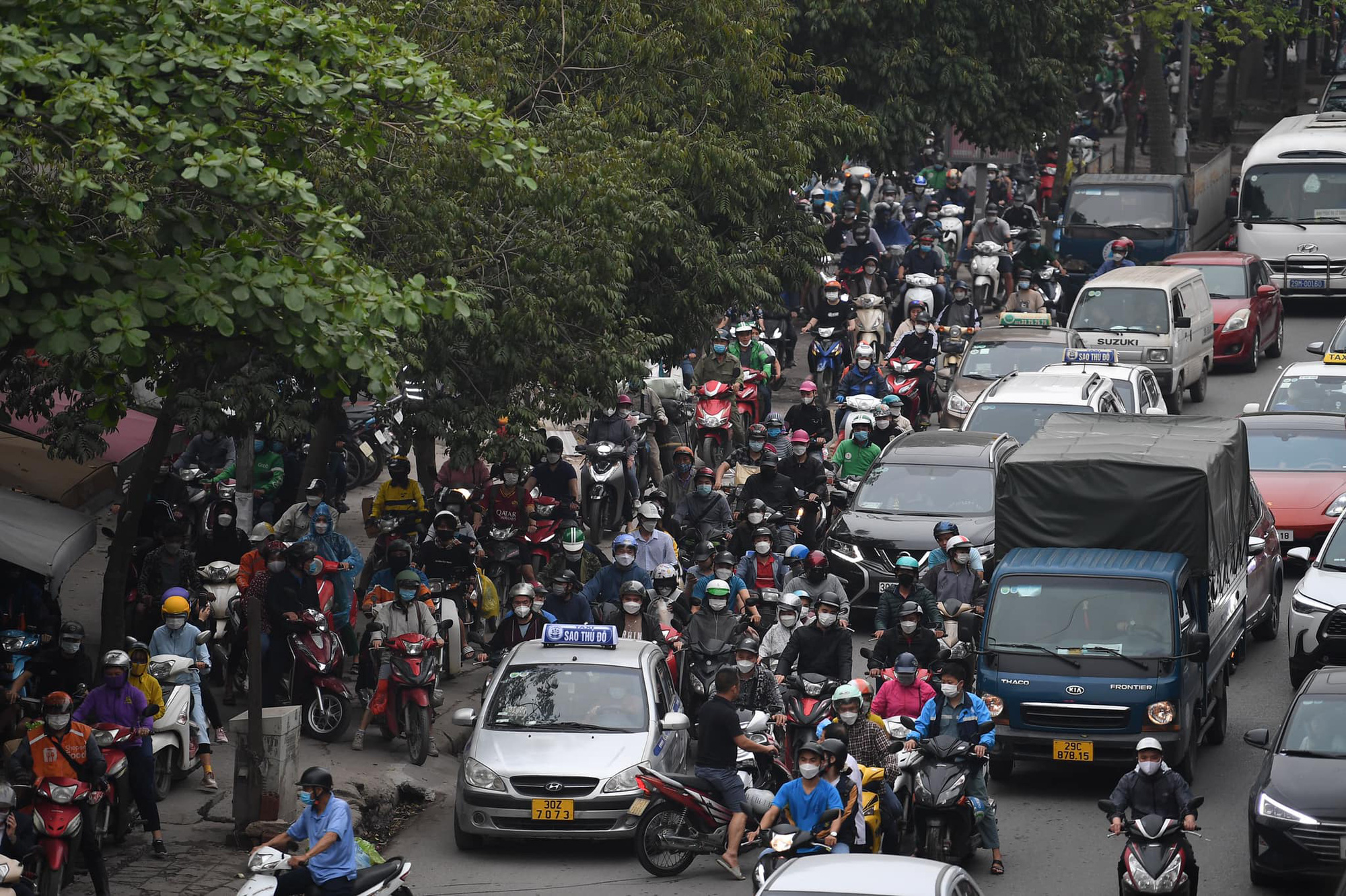 Người dân lỉnh kỉnh đồ đạc trở lại Hà Nội và Sài Gòn sau kỳ nghỉ lễ, nhiều tuyến đường ùn tắc nghiêm trọng - Ảnh 3.