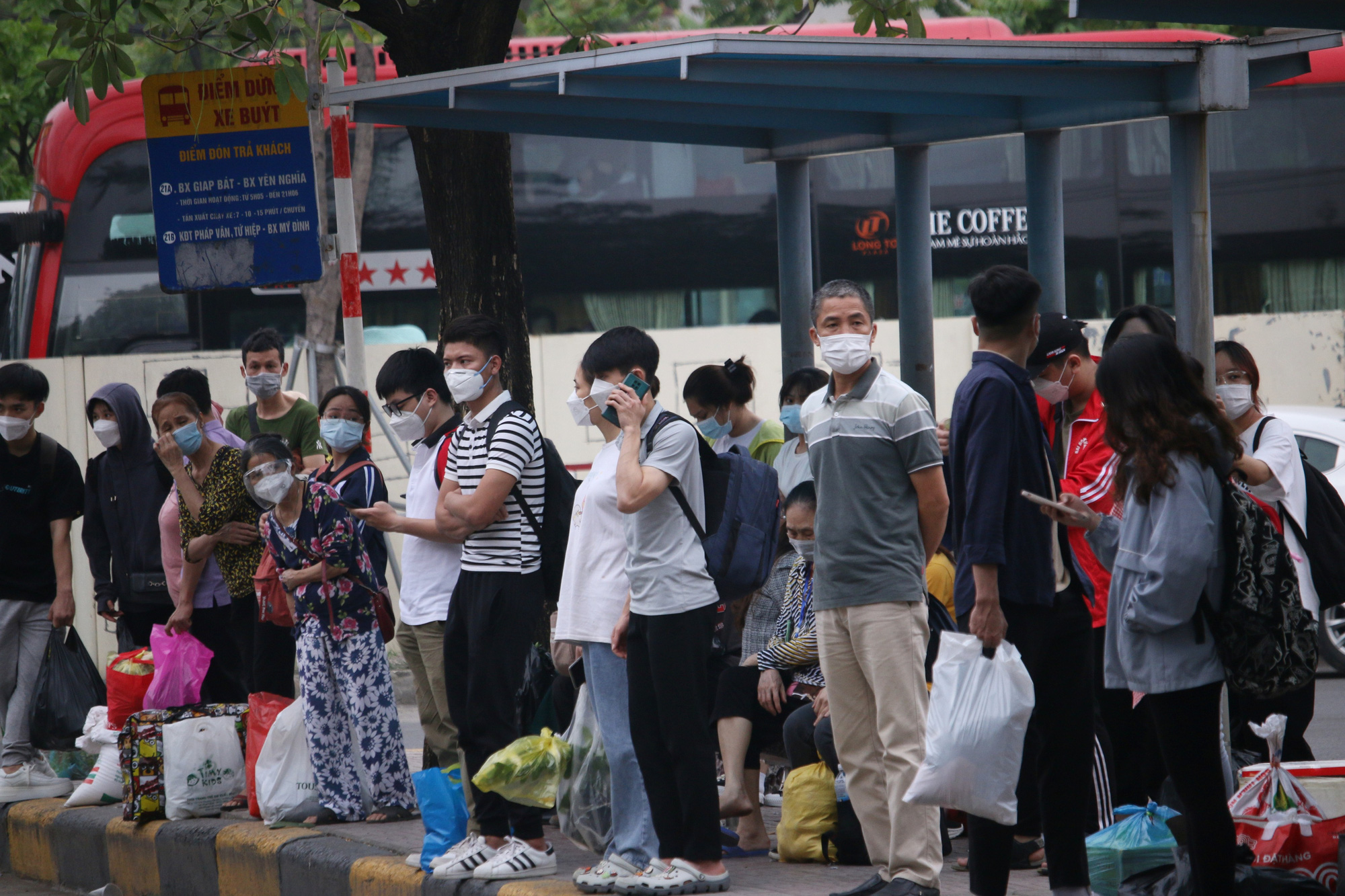 Người dân lỉnh kỉnh đồ đạc trở lại Hà Nội và Sài Gòn sau kỳ nghỉ lễ, nhiều tuyến đường ùn tắc nghiêm trọng - Ảnh 17.