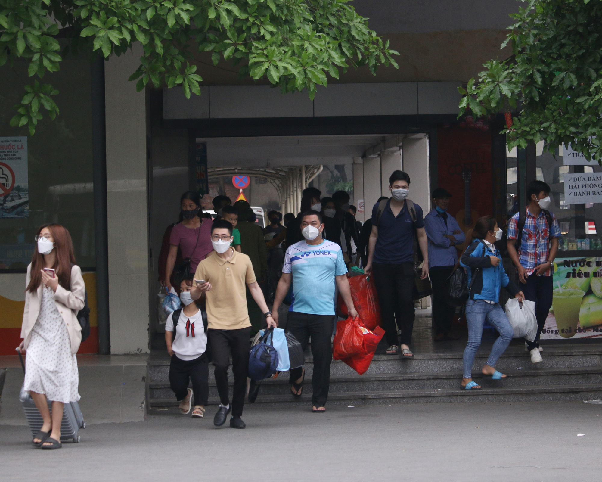 Người dân lỉnh kỉnh đồ đạc trở lại Hà Nội và Sài Gòn sau kỳ nghỉ lễ, nhiều tuyến đường ùn tắc nghiêm trọng - Ảnh 21.