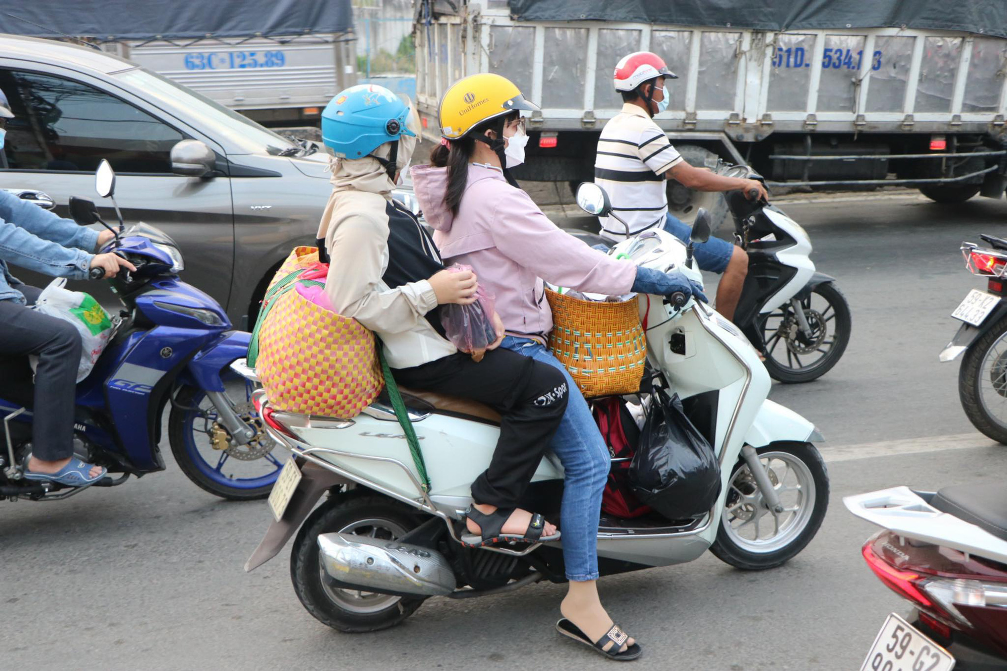 Người dân lỉnh kỉnh đồ đạc trở lại Hà Nội và Sài Gòn sau kỳ nghỉ lễ, nhiều tuyến đường ùn tắc nghiêm trọng - Ảnh 39.