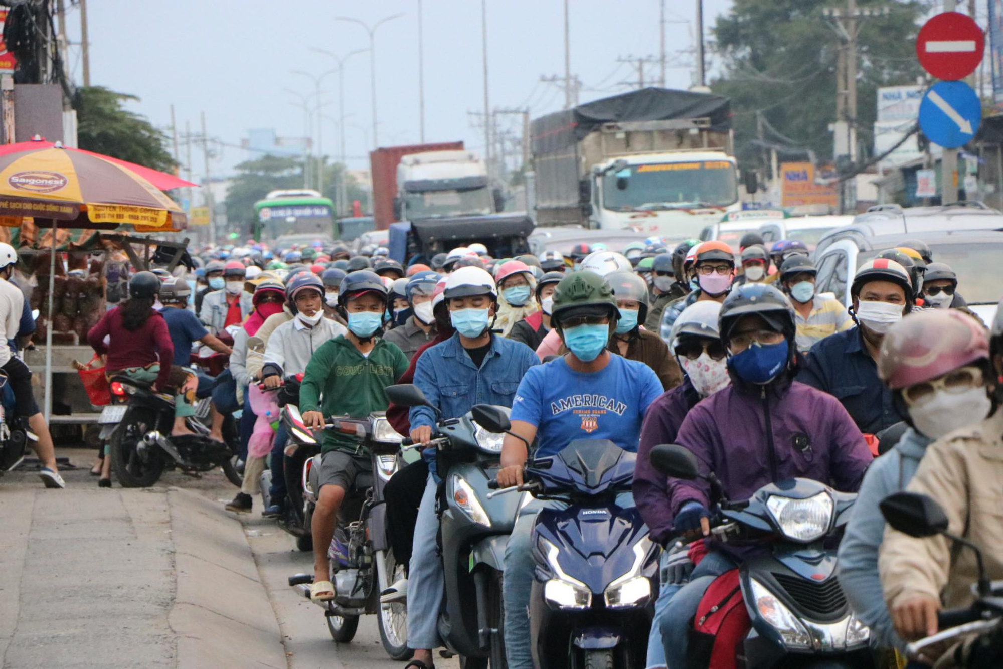 Người dân lỉnh kỉnh đồ đạc trở lại Hà Nội và Sài Gòn sau kỳ nghỉ lễ, nhiều tuyến đường ùn tắc nghiêm trọng - Ảnh 36.