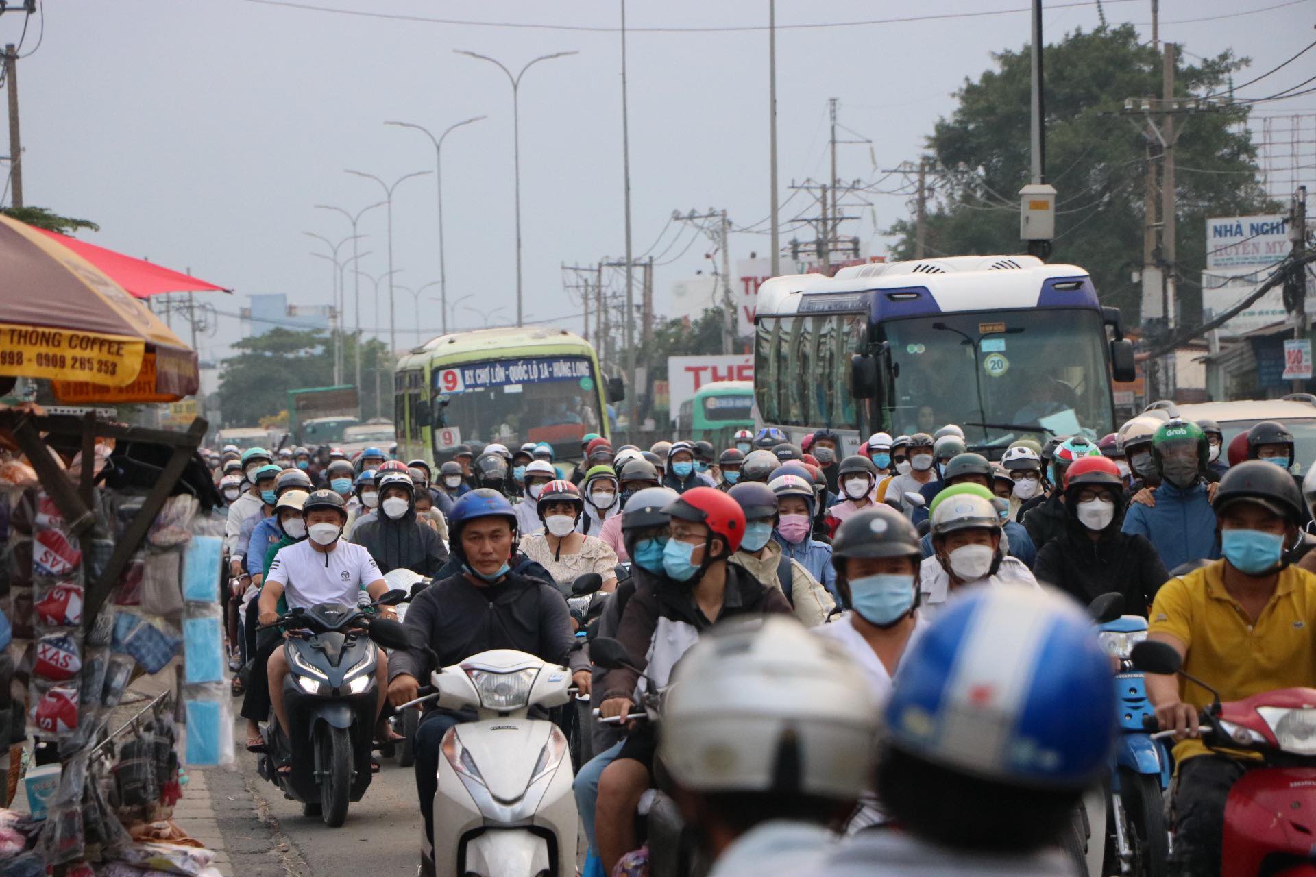 Người dân lỉnh kỉnh đồ đạc trở lại Hà Nội và Sài Gòn sau kỳ nghỉ lễ, nhiều tuyến đường ùn tắc nghiêm trọng - Ảnh 38.