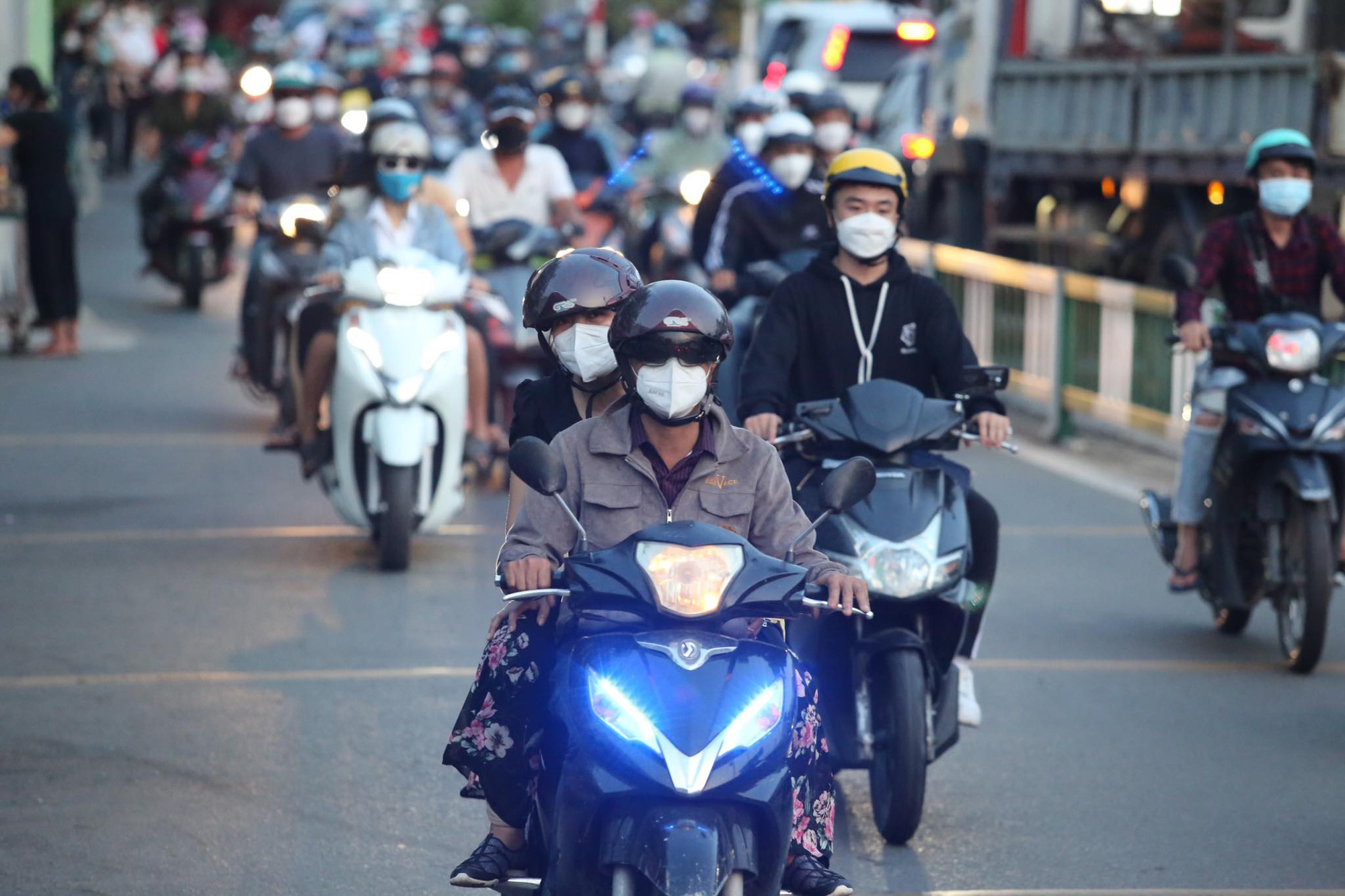 Người dân lỉnh kỉnh đồ đạc trở lại Hà Nội và Sài Gòn sau kỳ nghỉ lễ, nhiều tuyến đường ùn tắc nghiêm trọng - Ảnh 34.