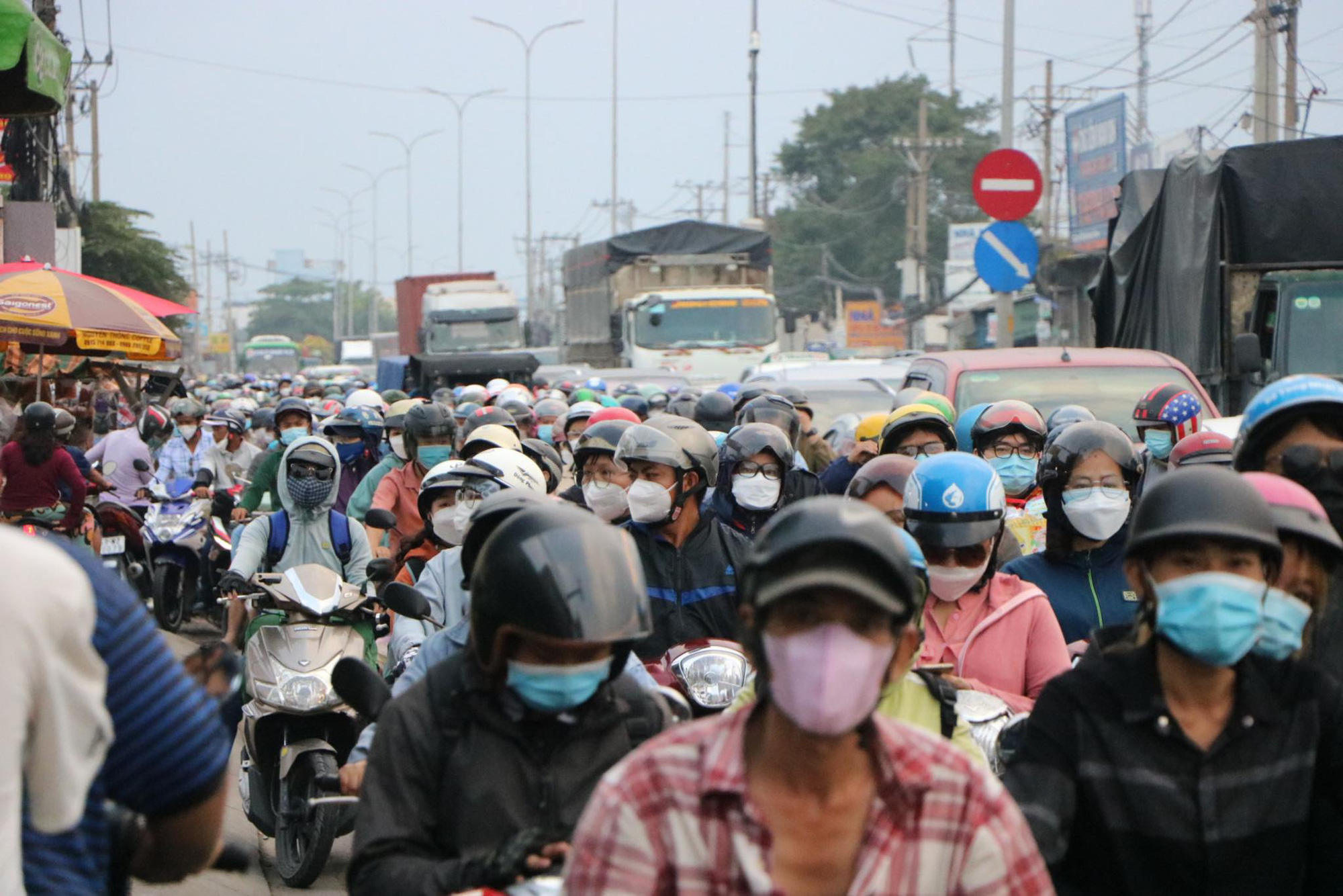 Người dân lỉnh kỉnh đồ đạc trở lại Hà Nội và Sài Gòn sau kỳ nghỉ lễ, nhiều tuyến đường ùn tắc nghiêm trọng - Ảnh 35.