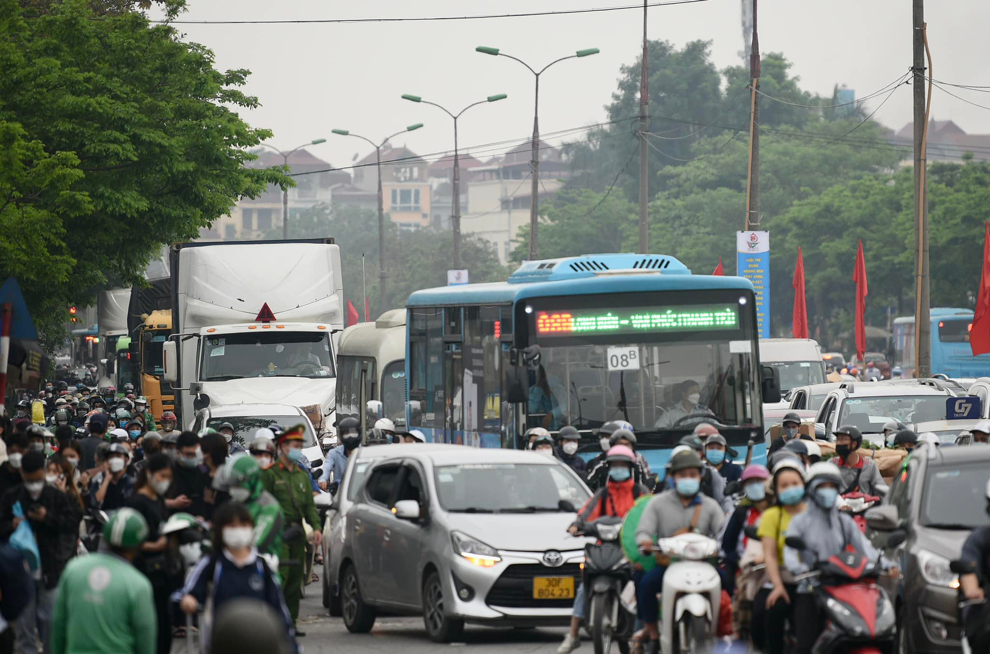 Người dân lỉnh kỉnh đồ đạc trở lại Hà Nội và Sài Gòn sau kỳ nghỉ lễ, nhiều tuyến đường ùn tắc nghiêm trọng - Ảnh 25.