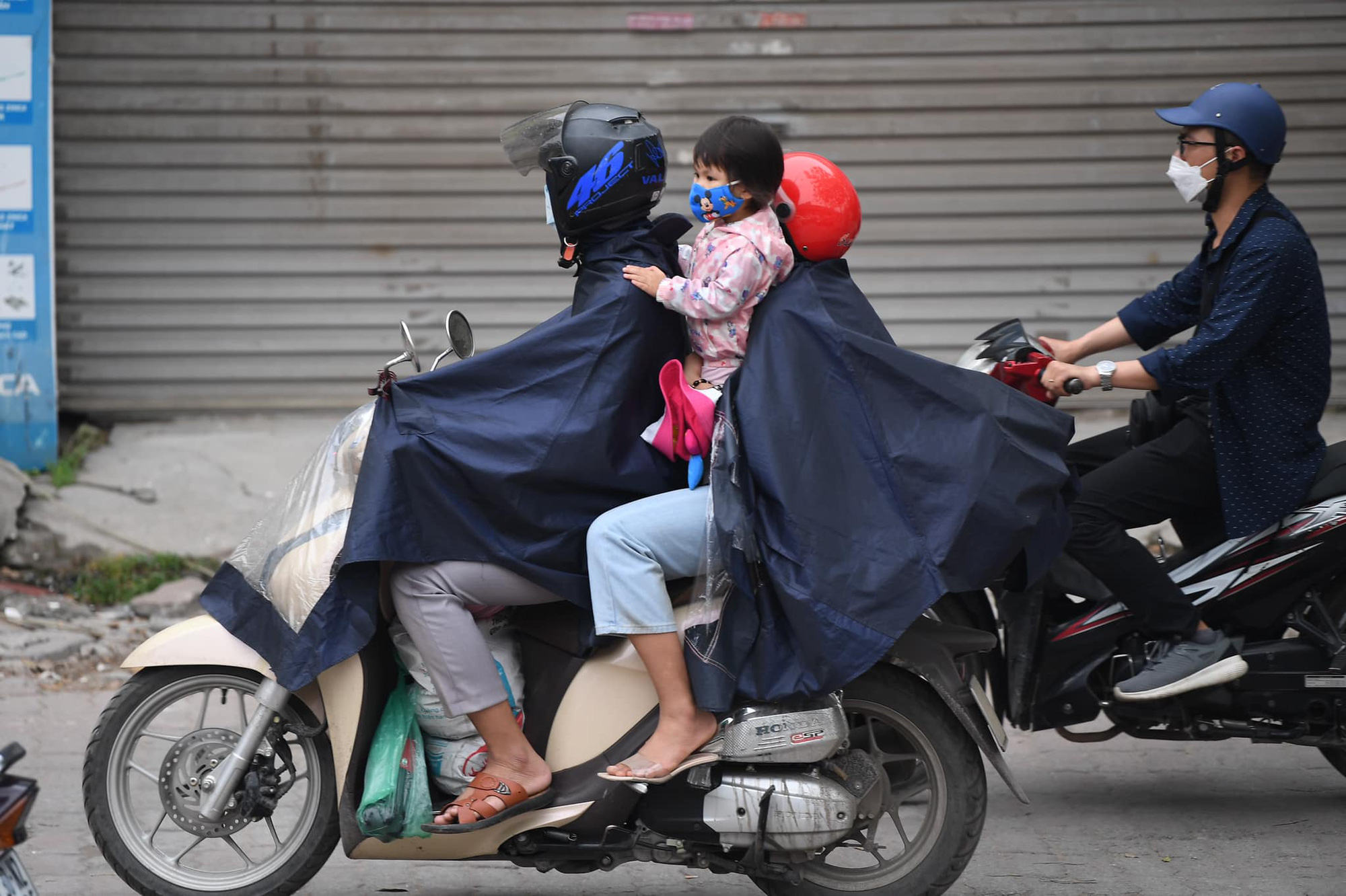 Người dân lỉnh kỉnh đồ đạc trở lại Hà Nội và Sài Gòn sau kỳ nghỉ lễ, nhiều tuyến đường ùn tắc nghiêm trọng - Ảnh 5.