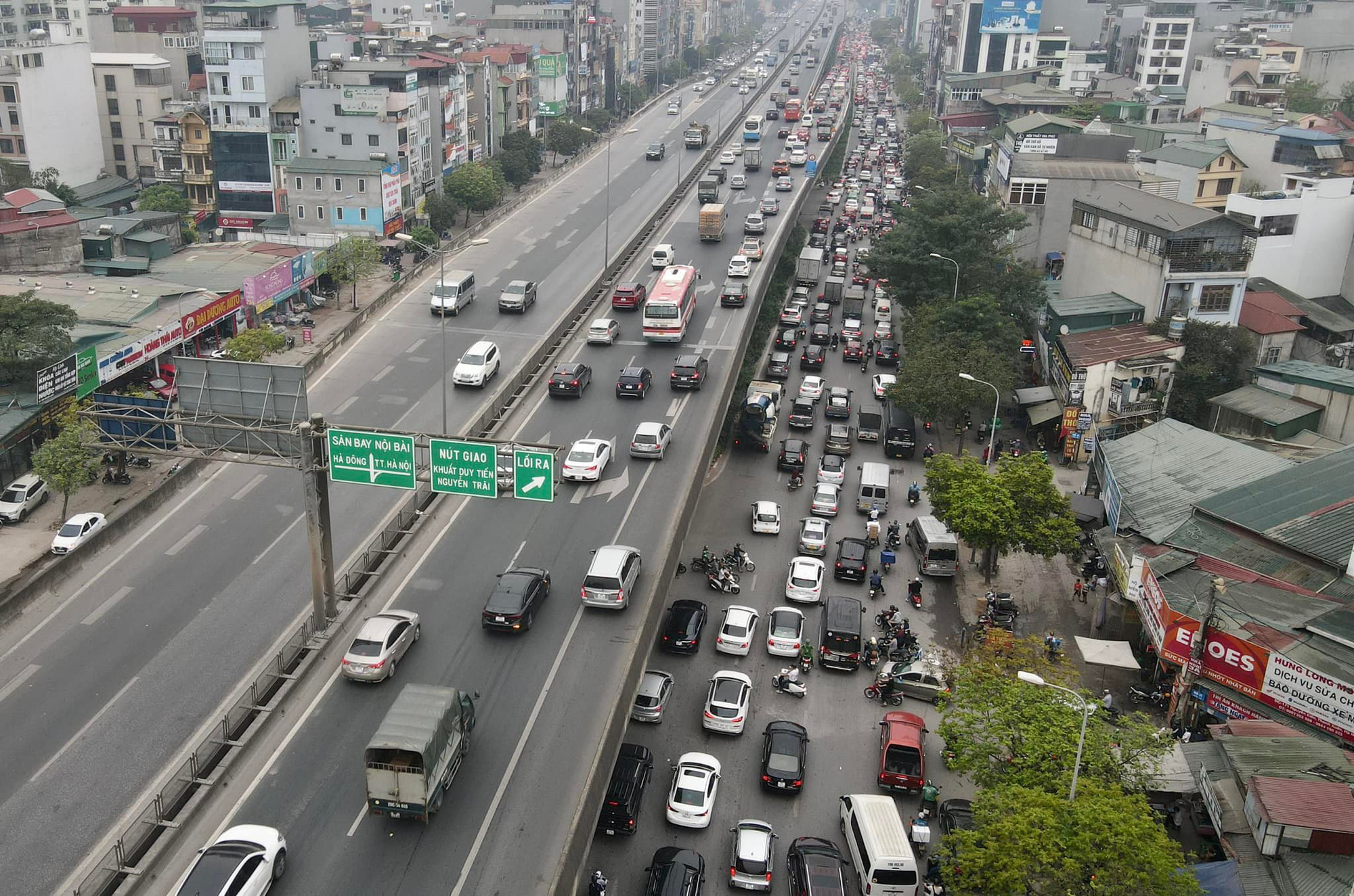 Người dân lỉnh kỉnh đồ đạc trở lại Hà Nội và Sài Gòn sau kỳ nghỉ lễ, nhiều tuyến đường ùn tắc nghiêm trọng - Ảnh 9.