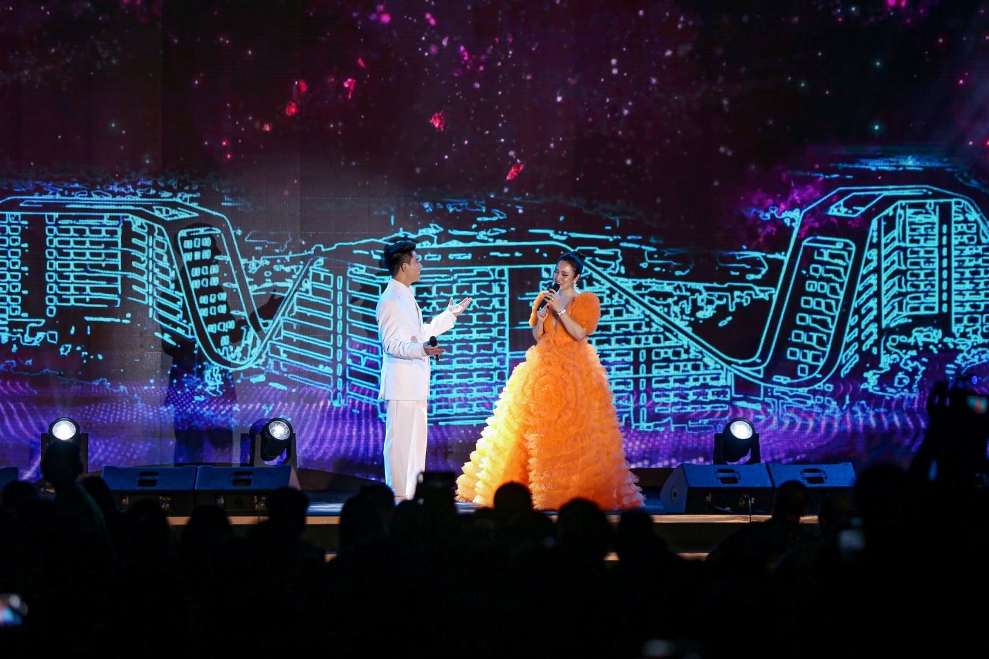 Hàng nghìn khán giả “phiêu” cùng Bảo Trâm, Anh Tú trong đêm nhạc tại FLC Sầm Sơn - Ảnh 8.