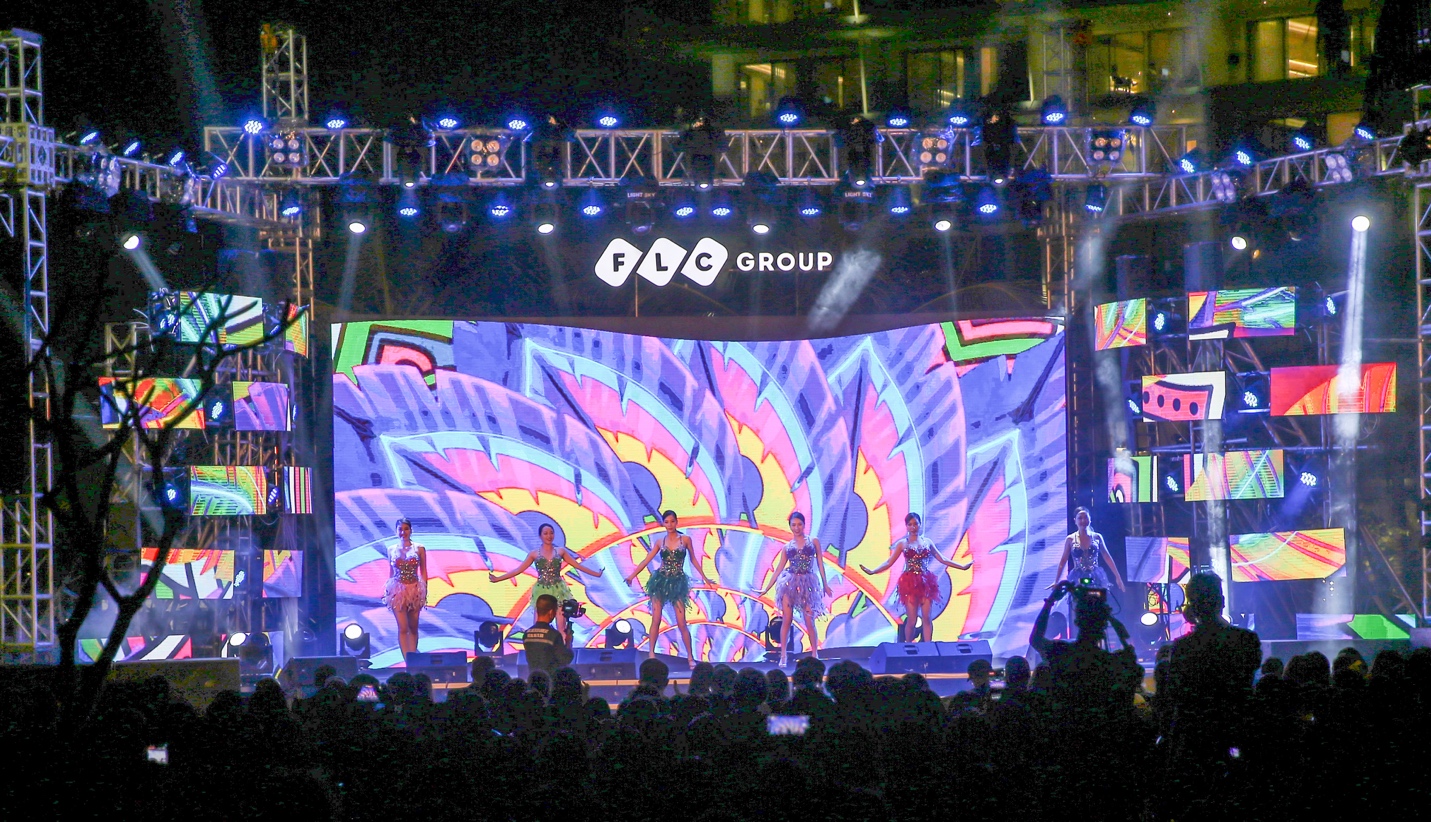 Hàng nghìn khán giả “phiêu” cùng Bảo Trâm, Anh Tú trong đêm nhạc tại FLC Sầm Sơn - Ảnh 9.