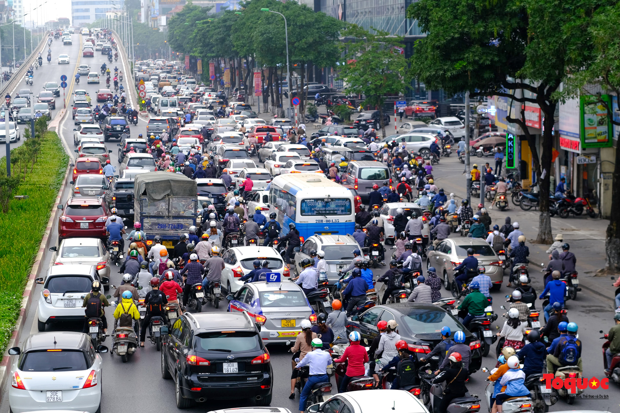 Hà Nội: Giao thông thủ đô kẹt cứng ngày đầu người dân đi làm sau nghỉ lễ Giỗ Tổ - Ảnh 17.