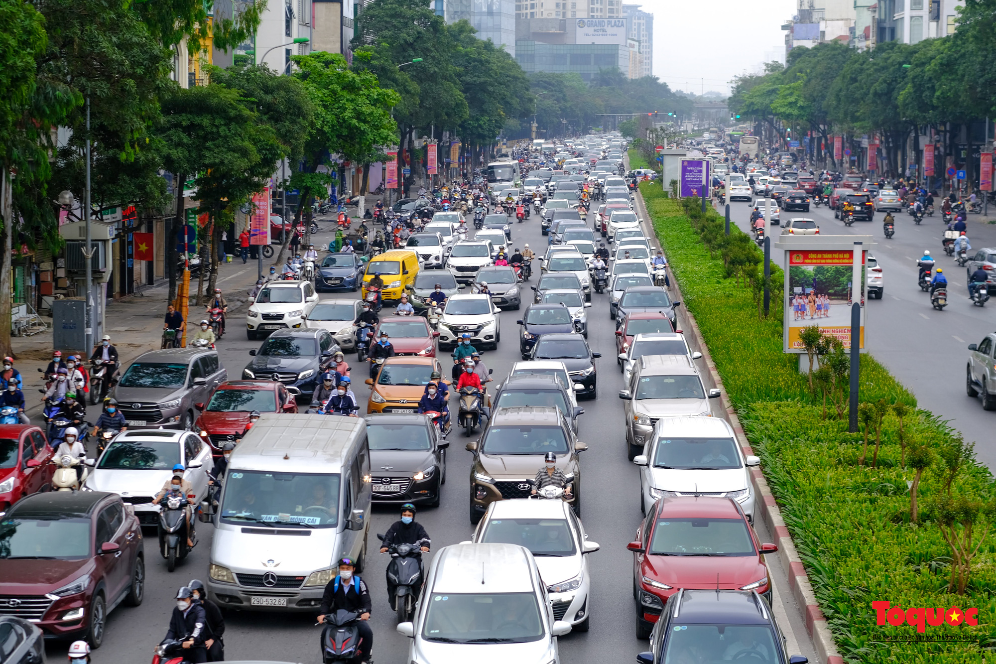 Hà Nội: Giao thông thủ đô kẹt cứng ngày đầu người dân đi làm sau nghỉ lễ Giỗ Tổ - Ảnh 16.