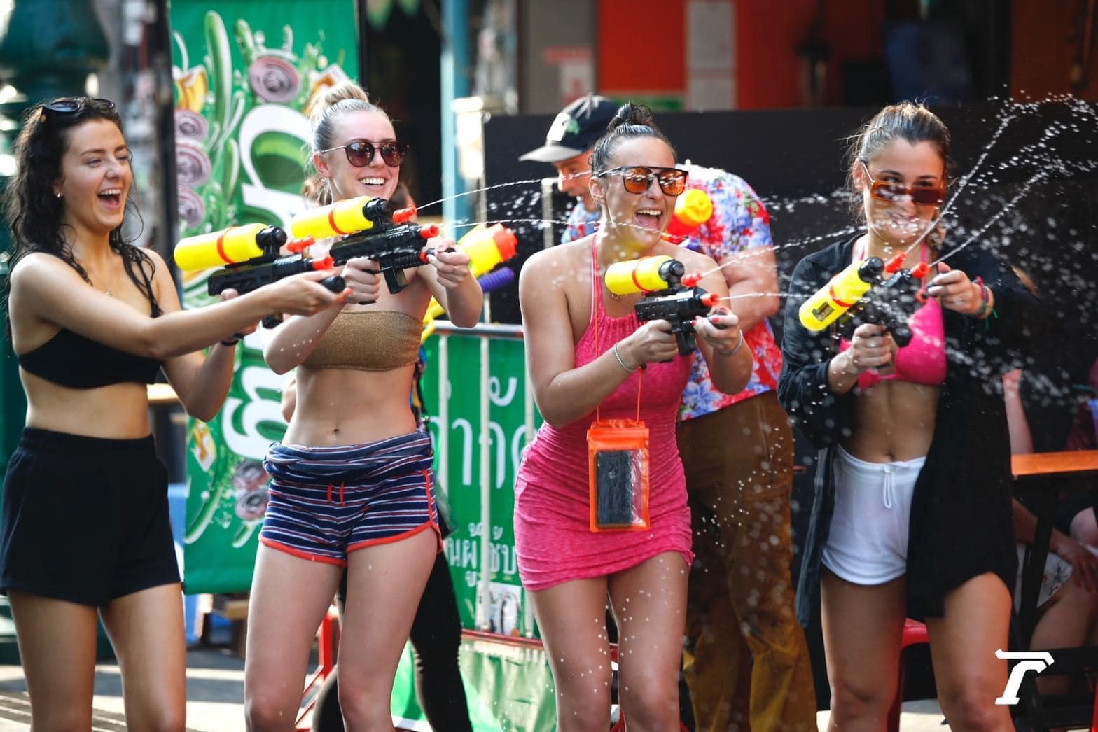 Cảnh khó tin tại Lễ Songkran Thái Lan hôm nay: Khách Tây đổ xuống đường té nước mặc lệnh cấm, khách Việt kêu trời vì… quá nóng - Ảnh 4.