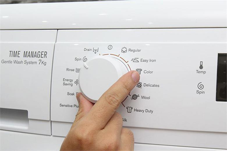 7 mẹo hay giúp bạn sử dụng máy giặt đúng cách, góp phần tiết kiệm điện, nước đáng kể - Ảnh 2.