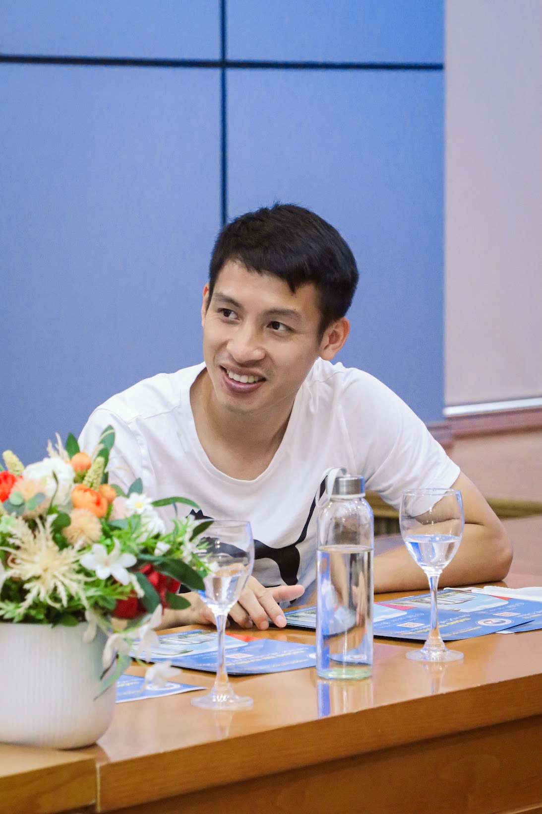 Hùng Dũng đi truyền lửa bóng đá cho sinh viên trước ngày lên U23 Việt Nam đá SEA Games 31 - Ảnh 1.
