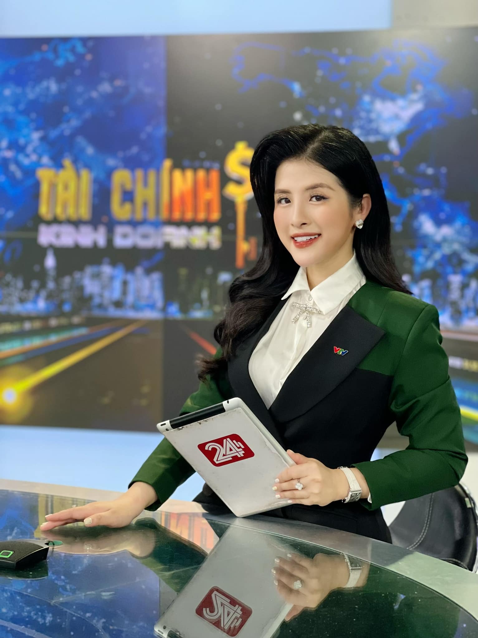 MC Hải Vân: 2 lần bị VTV24 từ chối, cuộc sống sang chảnh không kém sao showbiz - Ảnh 1.