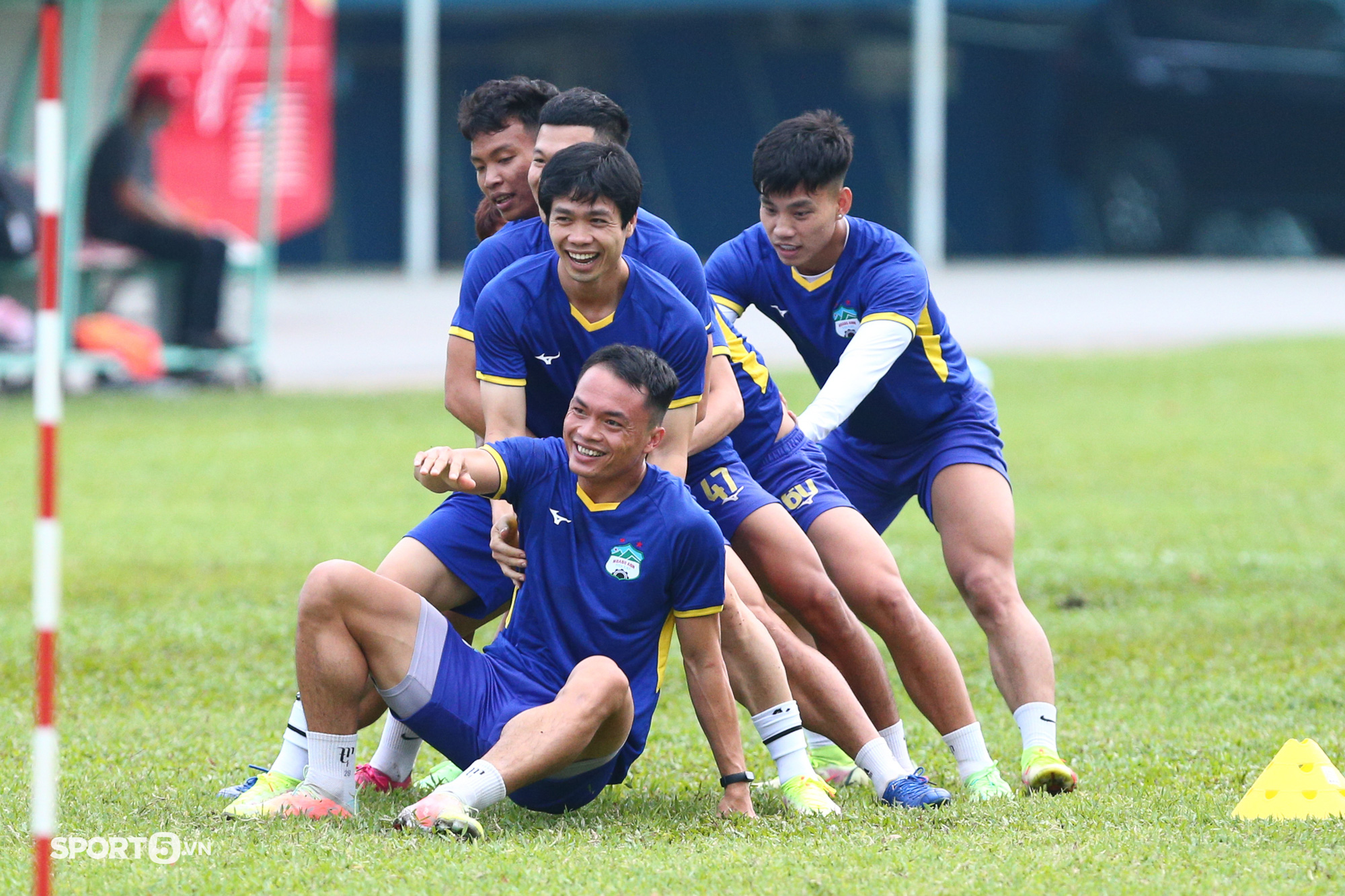 Công Phượng, Hồng Duy tranh cải quyết liệt, bầu Đức bất ngờ xuất hiện - Ảnh 5.