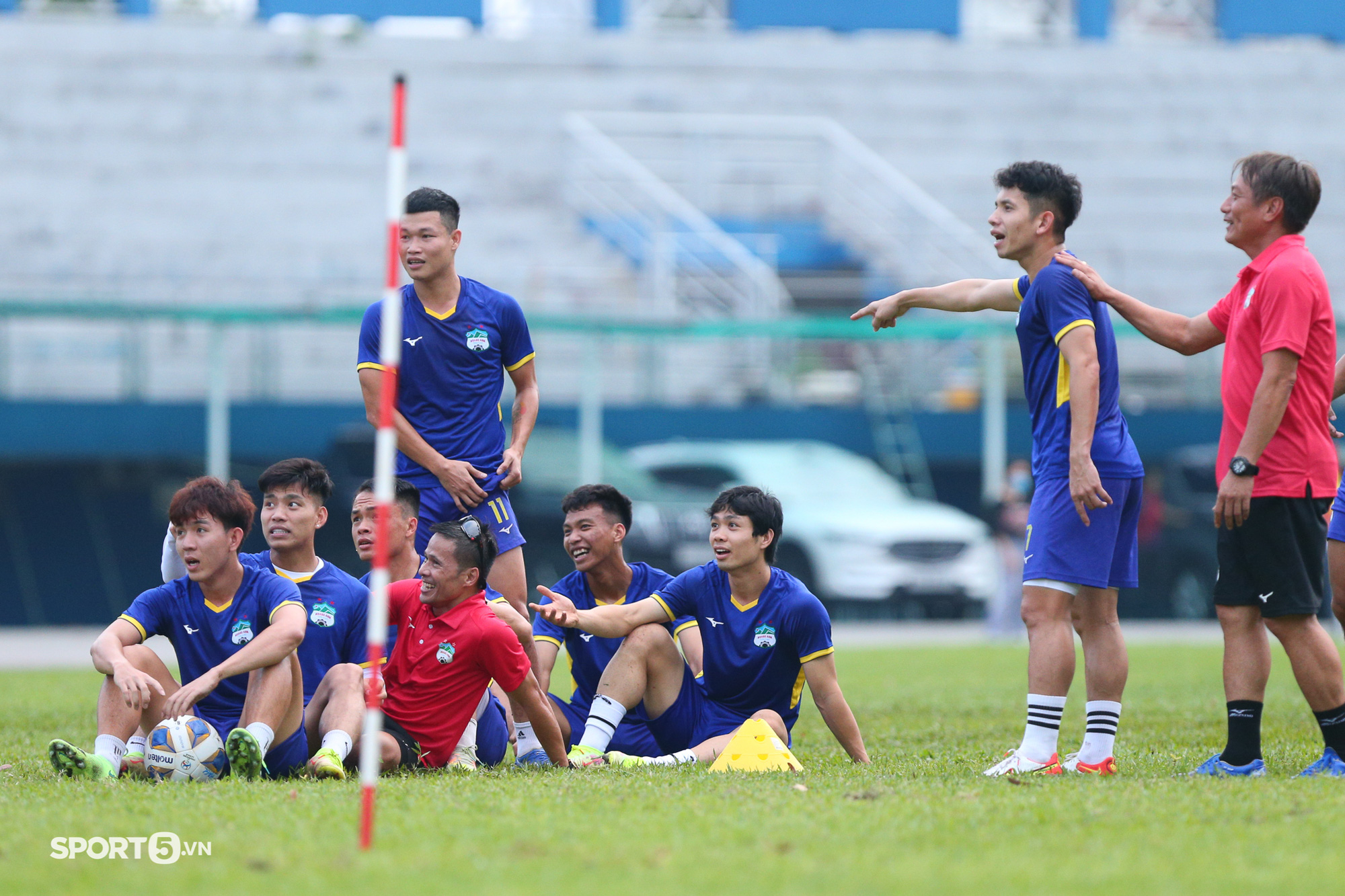 Công Phượng, Hồng Duy tranh cải quyết liệt, bầu Đức bất ngờ xuất hiện - Ảnh 1.