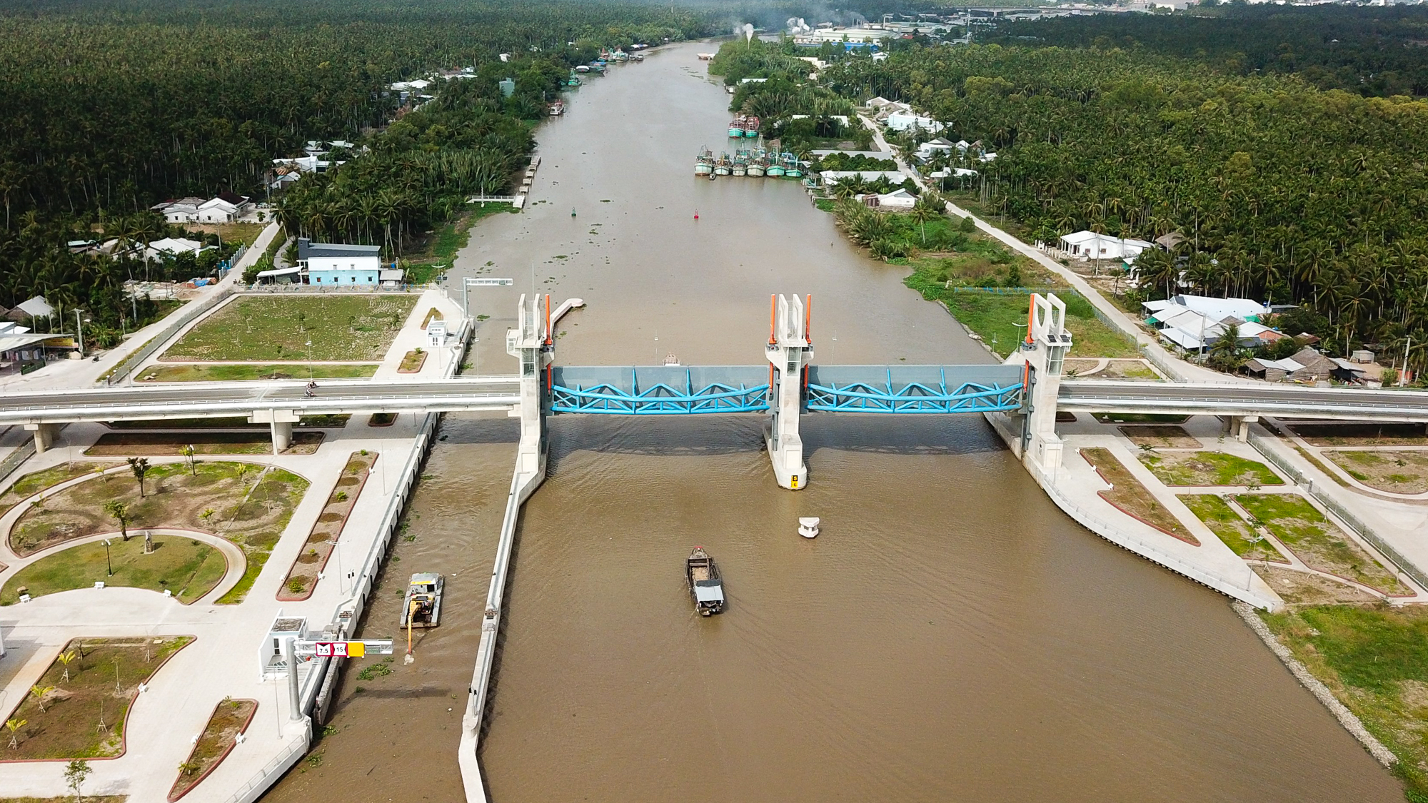 Siêu cống lớn nhất Việt Nam đi vào vận hành, người dân lũ lượt kéo đến check in - Ảnh 5.