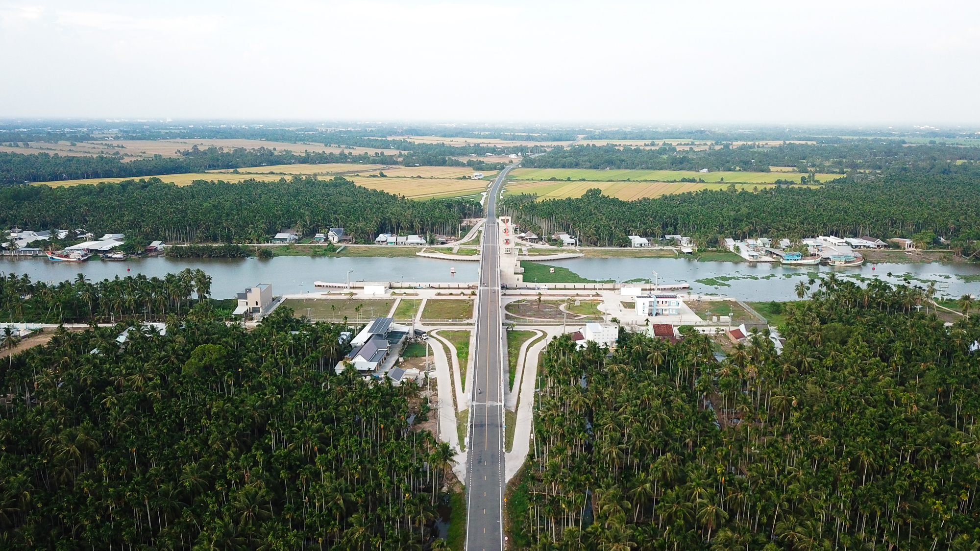 Siêu cống lớn nhất Việt Nam đi vào vận hành, người dân lũ lượt kéo đến check in - Ảnh 7.