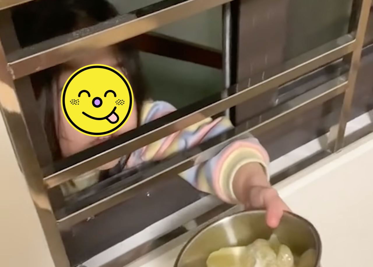 Bé gái đưa cơm cho bố bị ốm qua khe cửa, tiện thể nhắc nhở thêm 2 câu, nghe xong bố chỉ muốn lao ra làm điều này - Ảnh 2. Bé gái đưa cơm cho bố bị ốm qua khe cửa, tiện thể nhắc nhở thêm 2 câu, nghe xong bố chỉ muốn lao ra làm điều này - Ảnh 2.