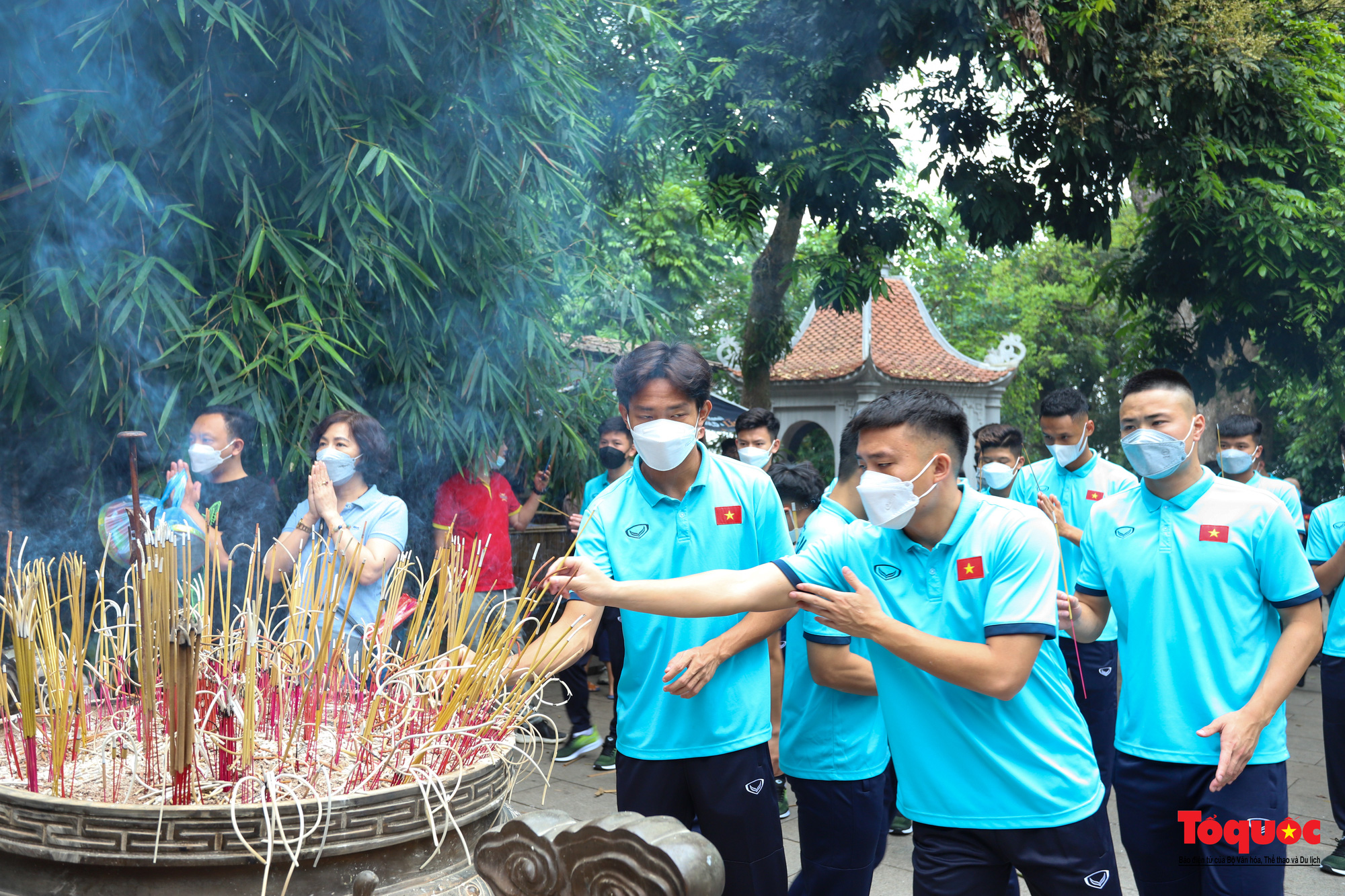 Đội tuyển U23 Việt Nam dâng hương tưởng niệm các Vua Hùng - Ảnh 7.