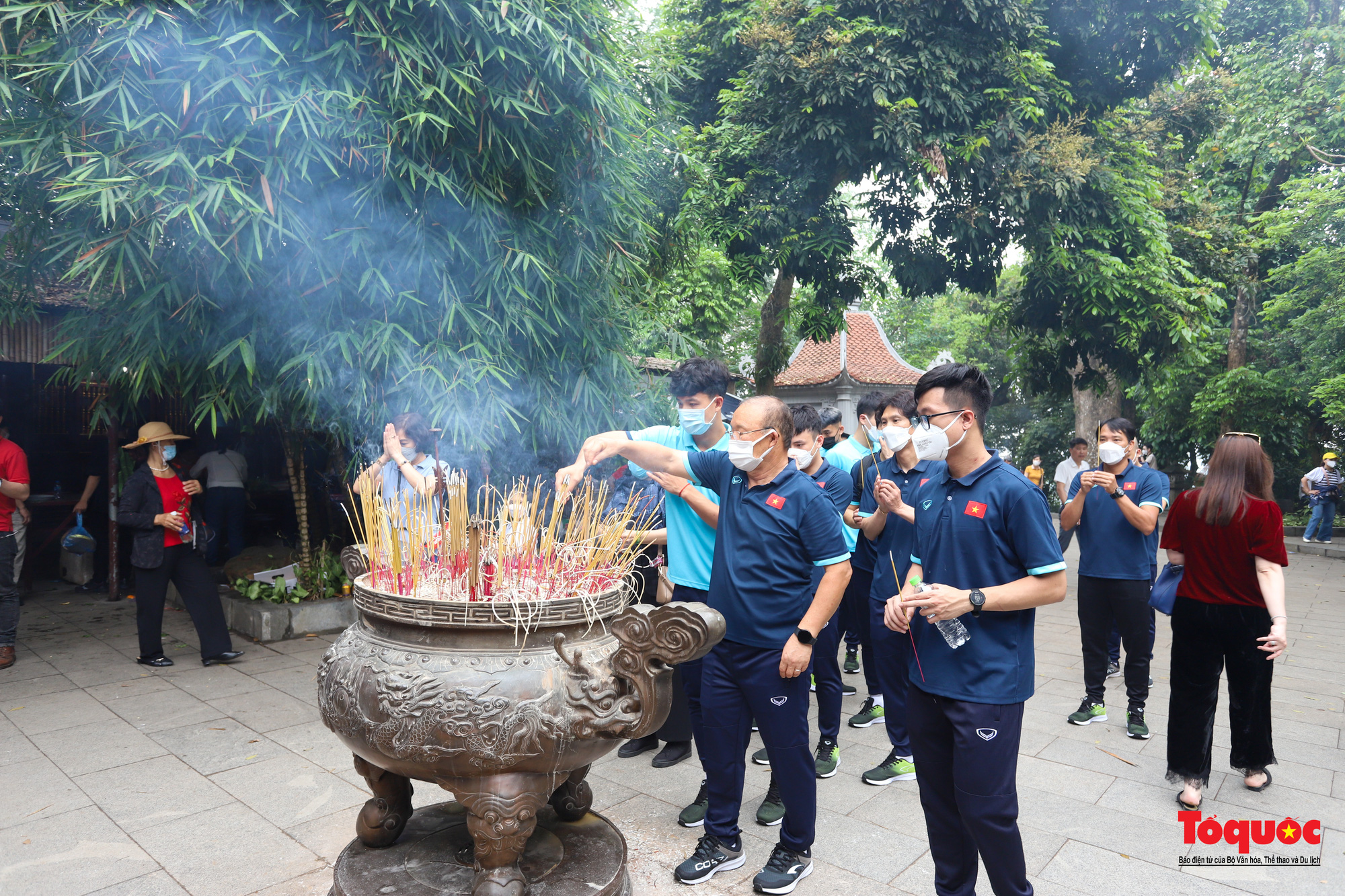 Đội tuyển U23 Việt Nam dâng hương tưởng niệm các Vua Hùng - Ảnh 4.