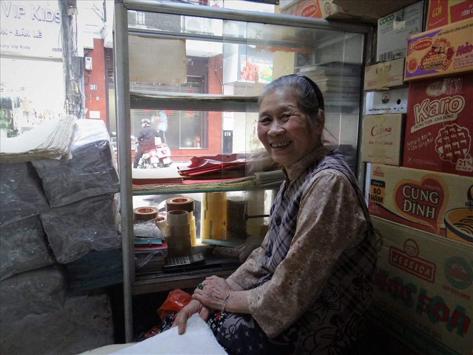 Ngôi nhà bán giấy dó duy nhất hơn 130 tuổi ở phố cổ Hà Nội, lưu giữ cả giấy dó sắc phong  vẽ thủ công hoa văn rồng chìm thời Nguyễn - Ảnh 3.