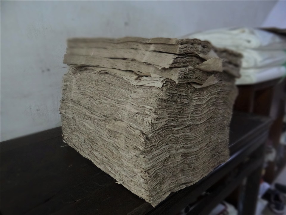 Ngôi nhà bán giấy dó duy nhất hơn 130 tuổi ở phố cổ Hà Nội, lưu giữ cả giấy dó sắc phong  vẽ thủ công hoa văn rồng chìm thời Nguyễn - Ảnh 5.
