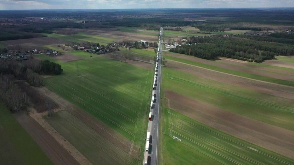 Hạn chót đã qua: Hàng dài xe Nga, Belarus vẫn kẹt cứng ở biên giới Ba Lan, chưa rõ số phận - Ảnh 2.