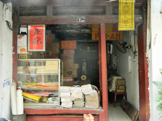 Ngôi nhà bán giấy dó duy nhất hơn 130 tuổi ở phố cổ Hà Nội, lưu giữ cả giấy dó sắc phong  vẽ thủ công hoa văn rồng chìm thời Nguyễn - Ảnh 1.