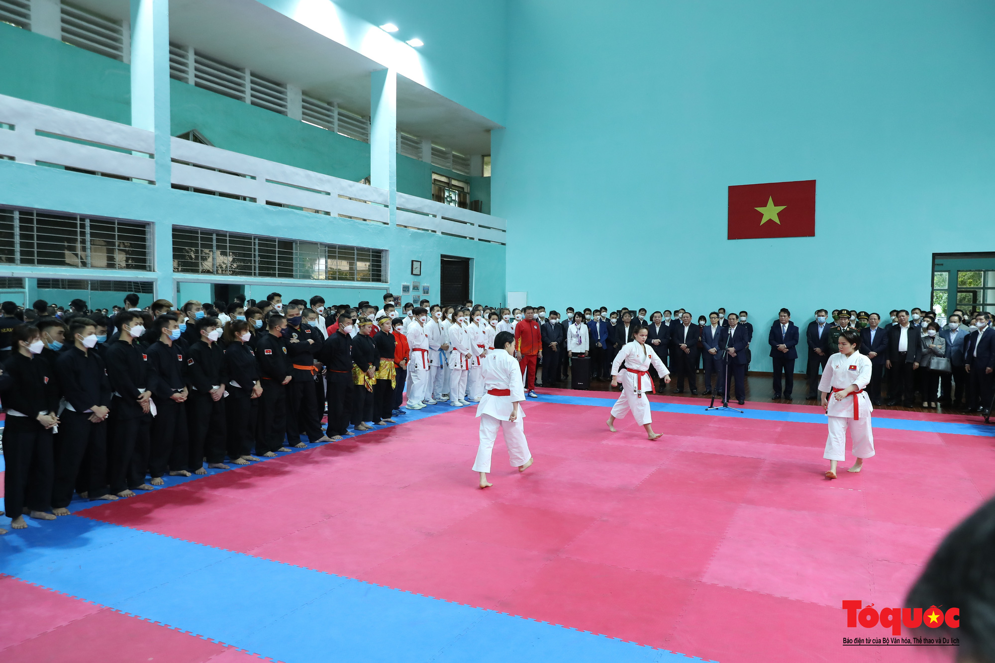 Thủ tướng thăm và động viên đoàn thể thao Việt Nam chuẩn bị SEA Games 31 - Ảnh 10.