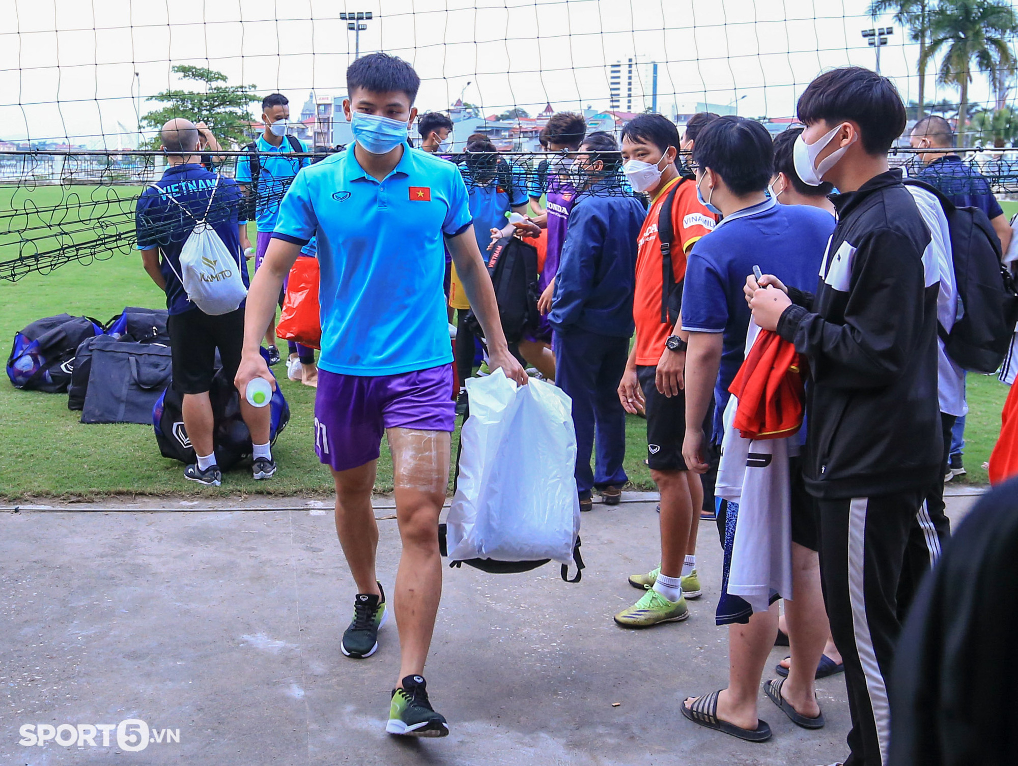 CĐV nhí chăm chú ngắm nhìn Tiến Linh qua vách kính, người dân Phú Thọ săn đón U23 Việt Nam - Ảnh 15.