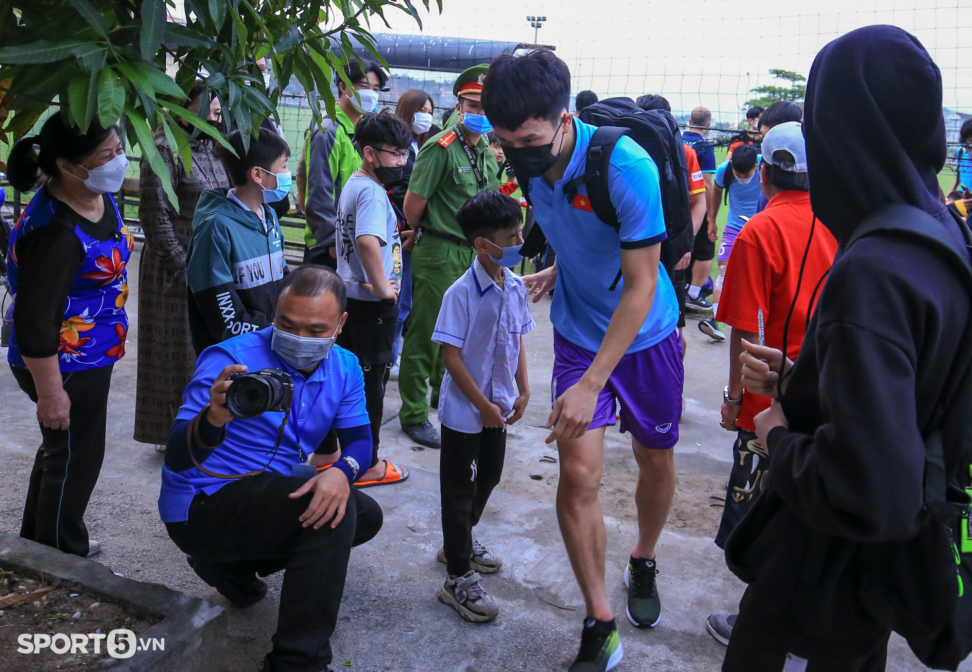 CĐV nhí chăm chú ngắm nhìn Tiến Linh qua vách kính, người dân Phú Thọ săn đón U23 Việt Nam - Ảnh 12.