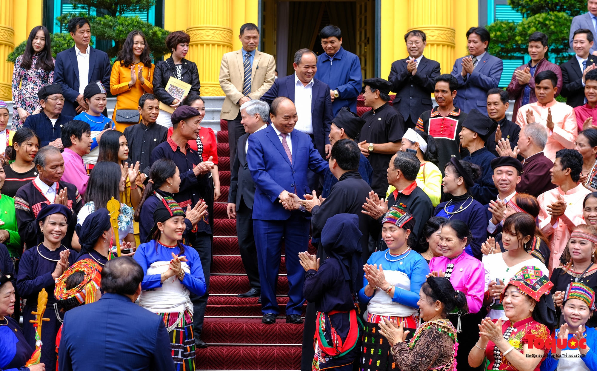 Chủ tịch nước Nguyễn Xuân Phúc gặp mặt già làng, trưởng bản, nghệ nhân người dân tộc thiểu số tiêu biểu - Ảnh 16.