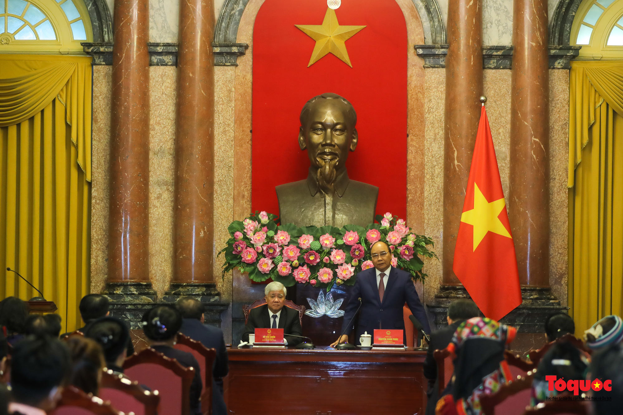 Chủ tịch nước Nguyễn Xuân Phúc gặp mặt già làng, trưởng bản, nghệ nhân người dân tộc thiểu số tiêu biểu - Ảnh 4.