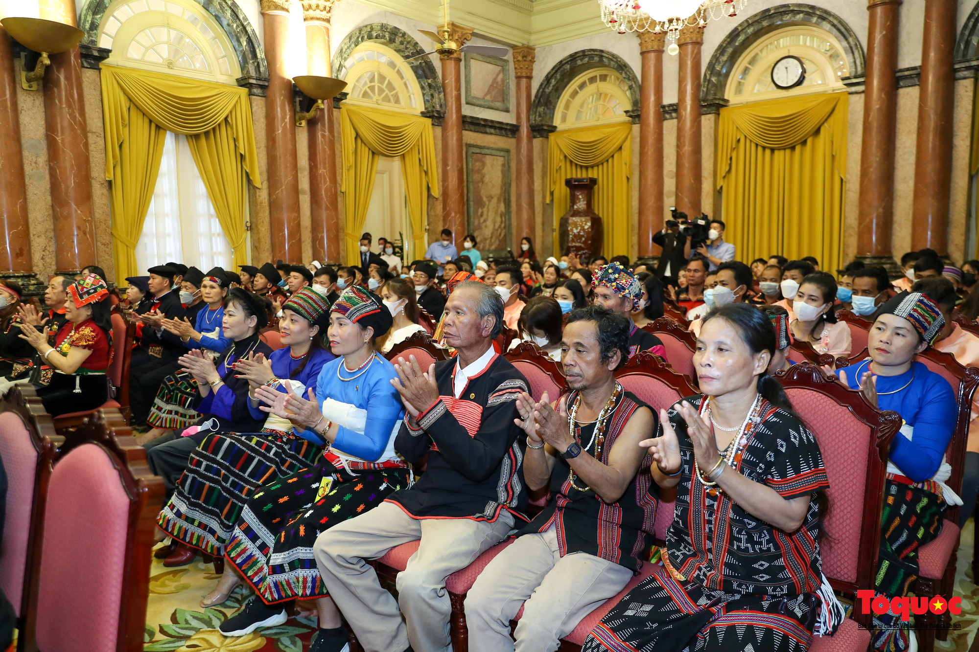 Chủ tịch nước Nguyễn Xuân Phúc gặp mặt già làng, trưởng bản, nghệ nhân người dân tộc thiểu số tiêu biểu - Ảnh 6.