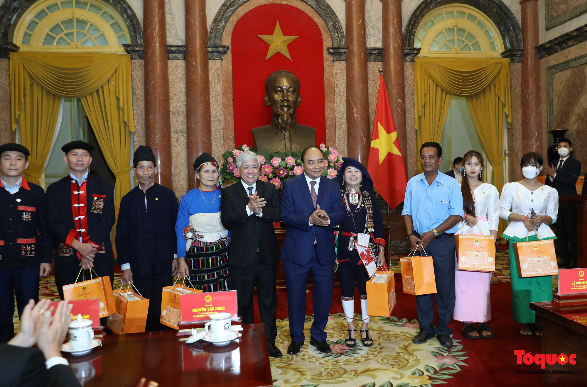 Chủ tịch nước Nguyễn Xuân Phúc gặp mặt già làng, trưởng bản, nghệ nhân người dân tộc thiểu số tiêu biểu - Ảnh 12.