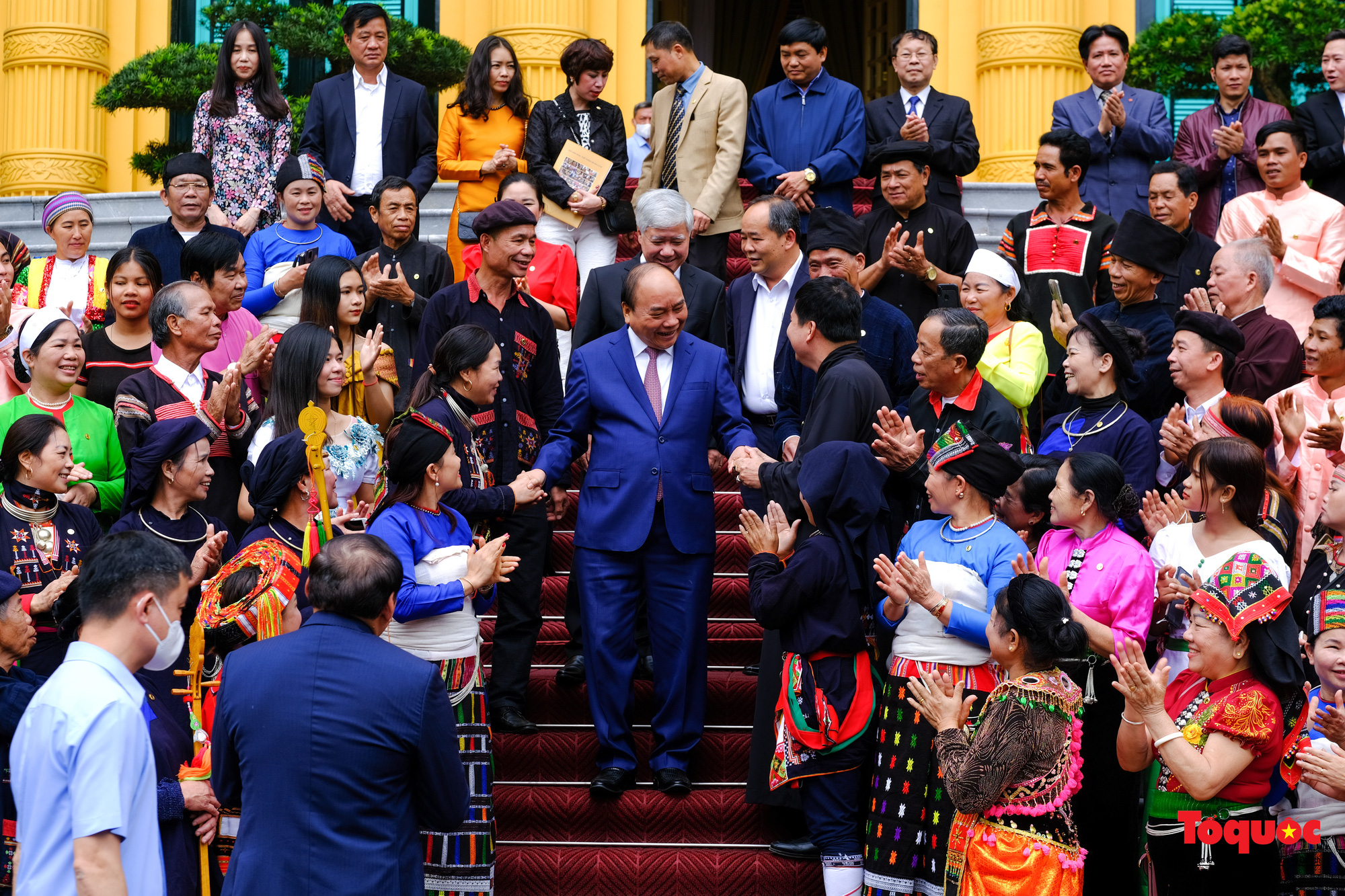 Chủ tịch nước Nguyễn Xuân Phúc gặp mặt già làng, trưởng bản, nghệ nhân người dân tộc thiểu số tiêu biểu - Ảnh 15.