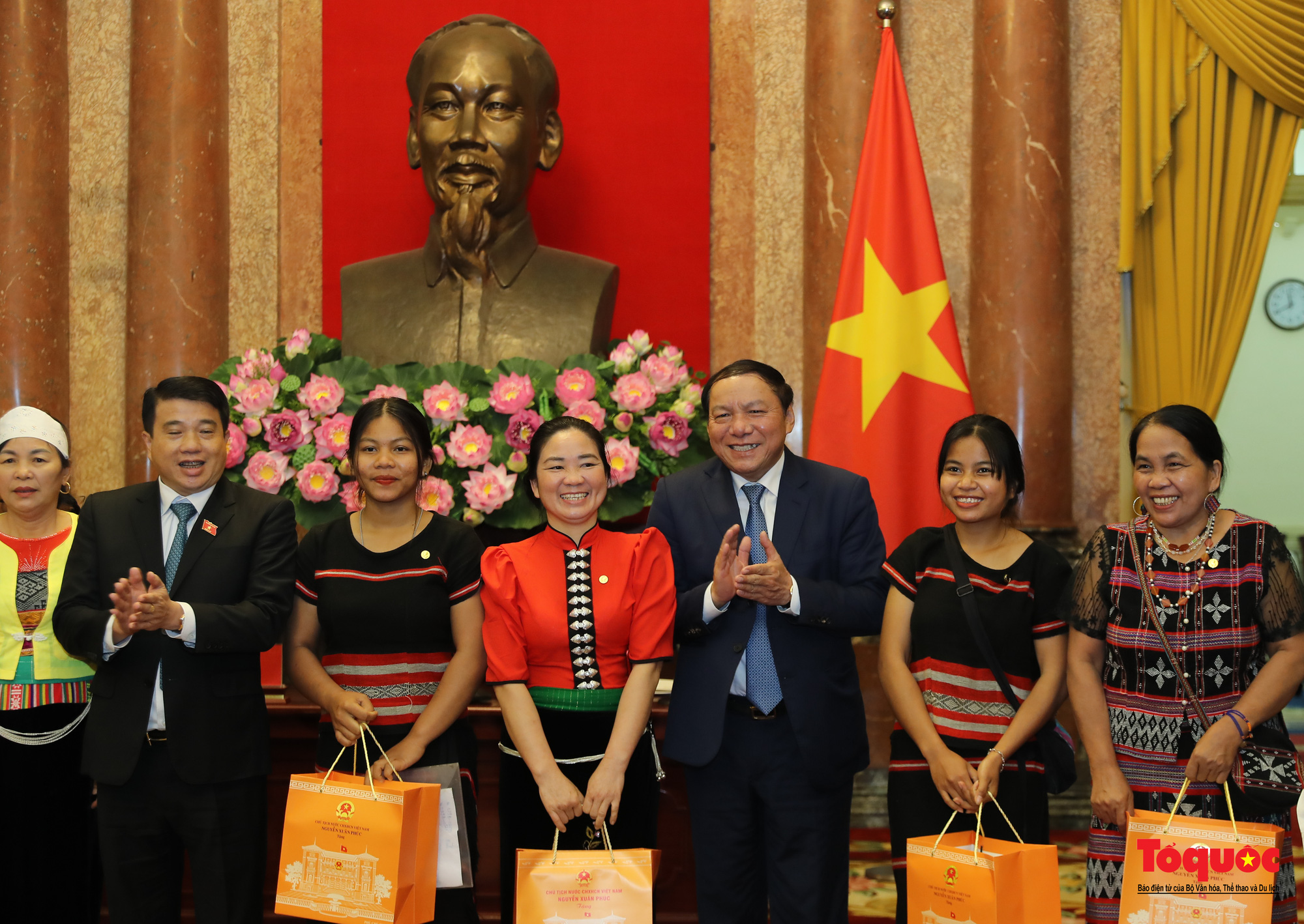 Chủ tịch nước Nguyễn Xuân Phúc gặp mặt già làng, trưởng bản, nghệ nhân người dân tộc thiểu số tiêu biểu - Ảnh 14.