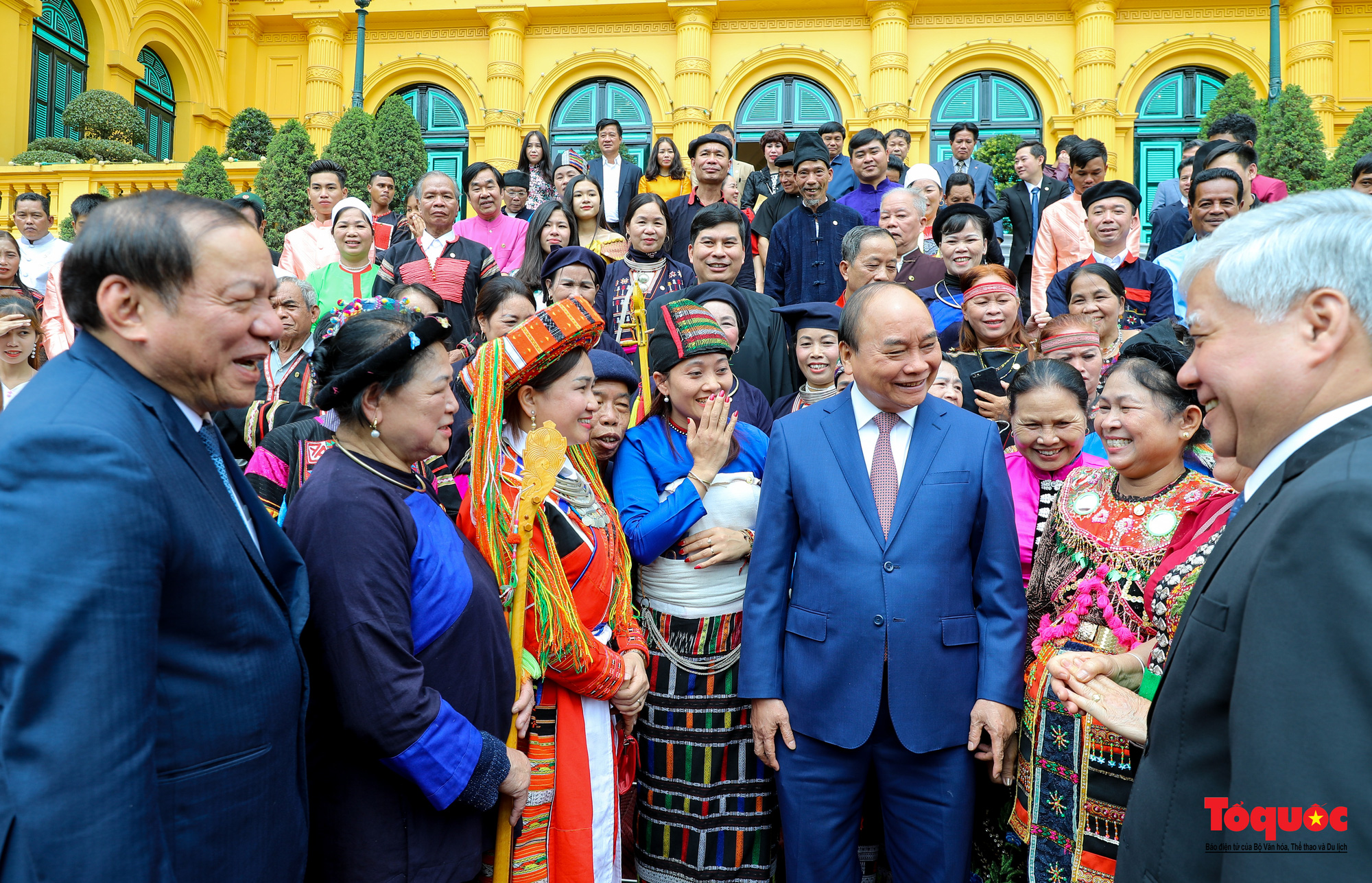 Chủ tịch nước Nguyễn Xuân Phúc gặp mặt già làng, trưởng bản, nghệ nhân người dân tộc thiểu số tiêu biểu - Ảnh 19.